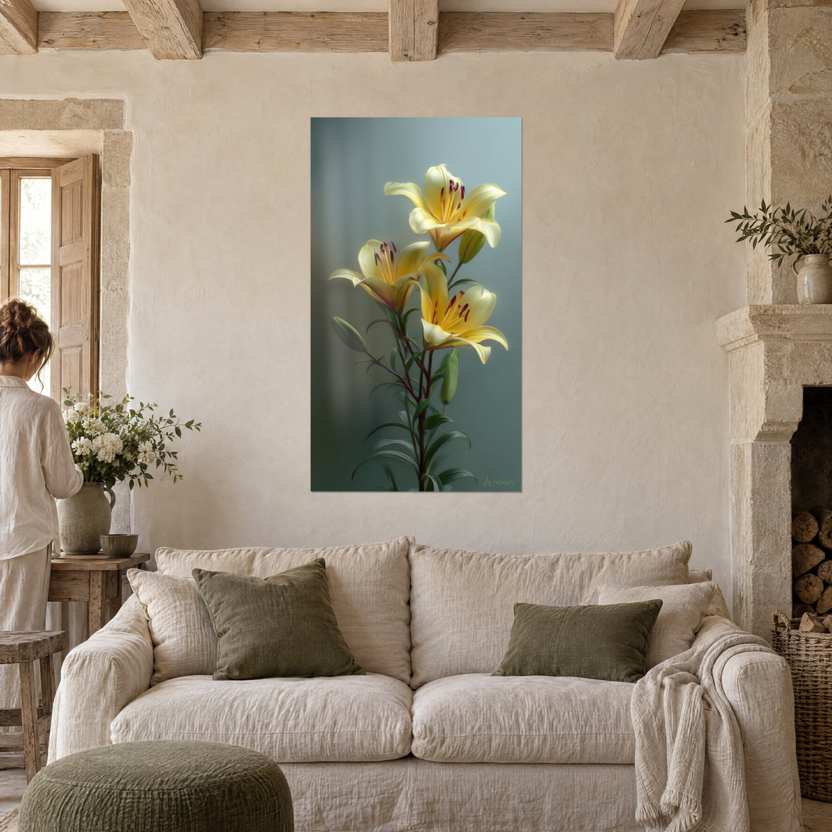 Tableau lys crème aux étamines pourpres sur fond gris-vert, au-dessus d'un canapé dans un salon lumineux