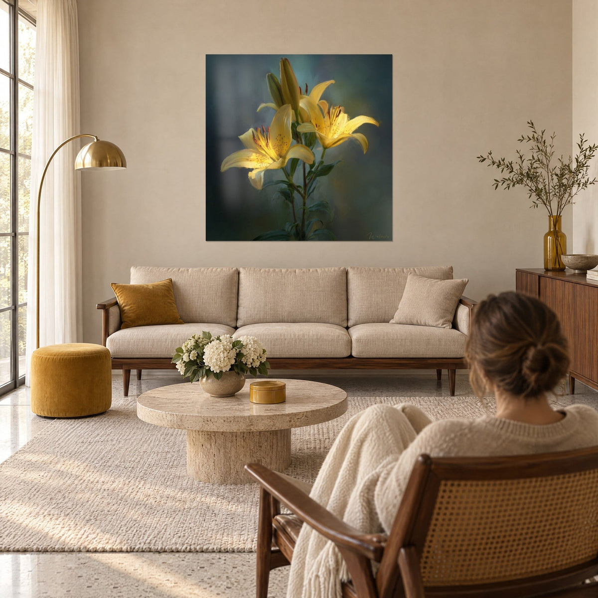 Tableau lys jaune aux pétales lumineux sur fond bleu-vert, étamines brunes, femme de dos, au-dessus d'un canapé dans un salon lumineux