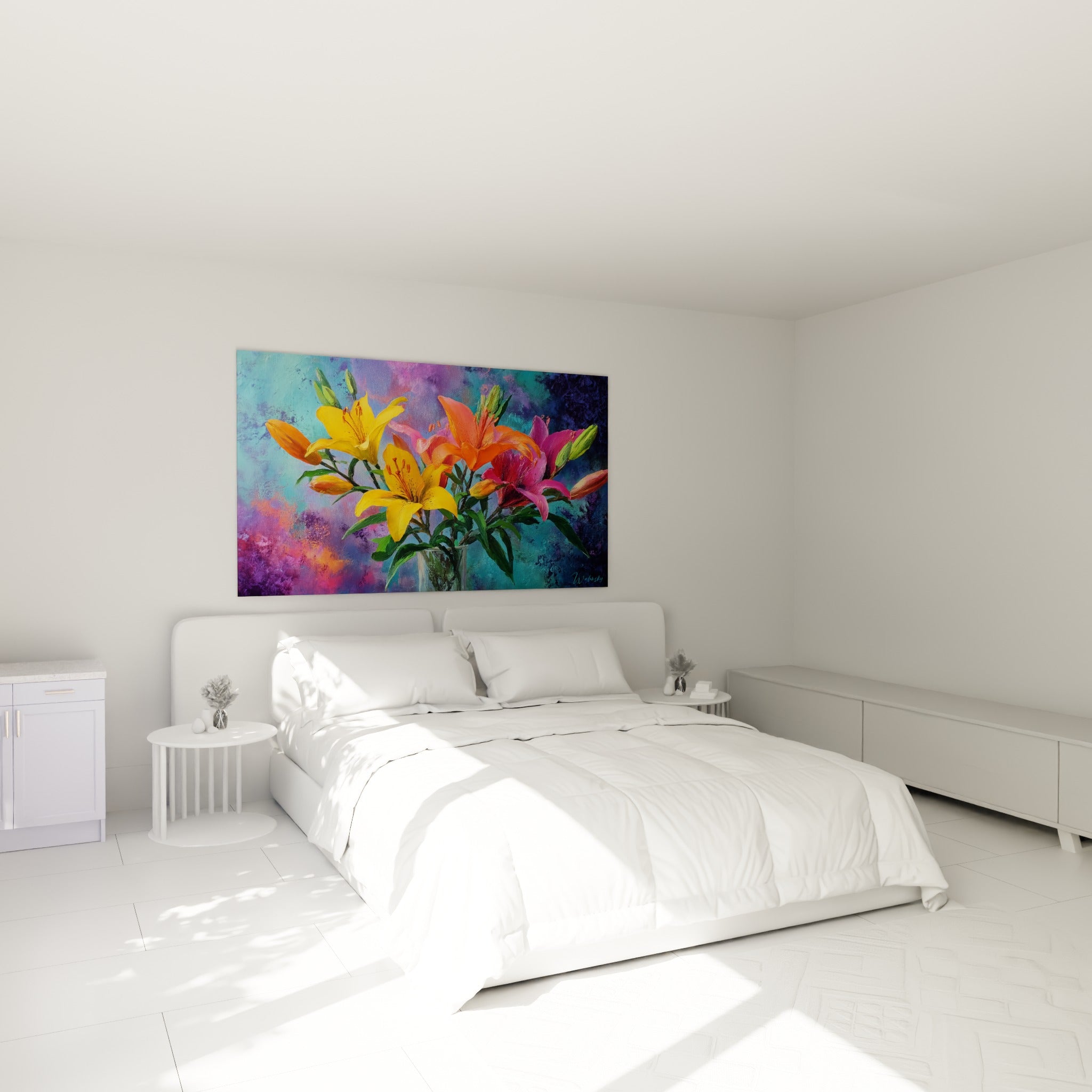 Bouquet de lys jaune et magenta aux pétales ouverts, accroché au-dessus d'un lit dans une chambre claire