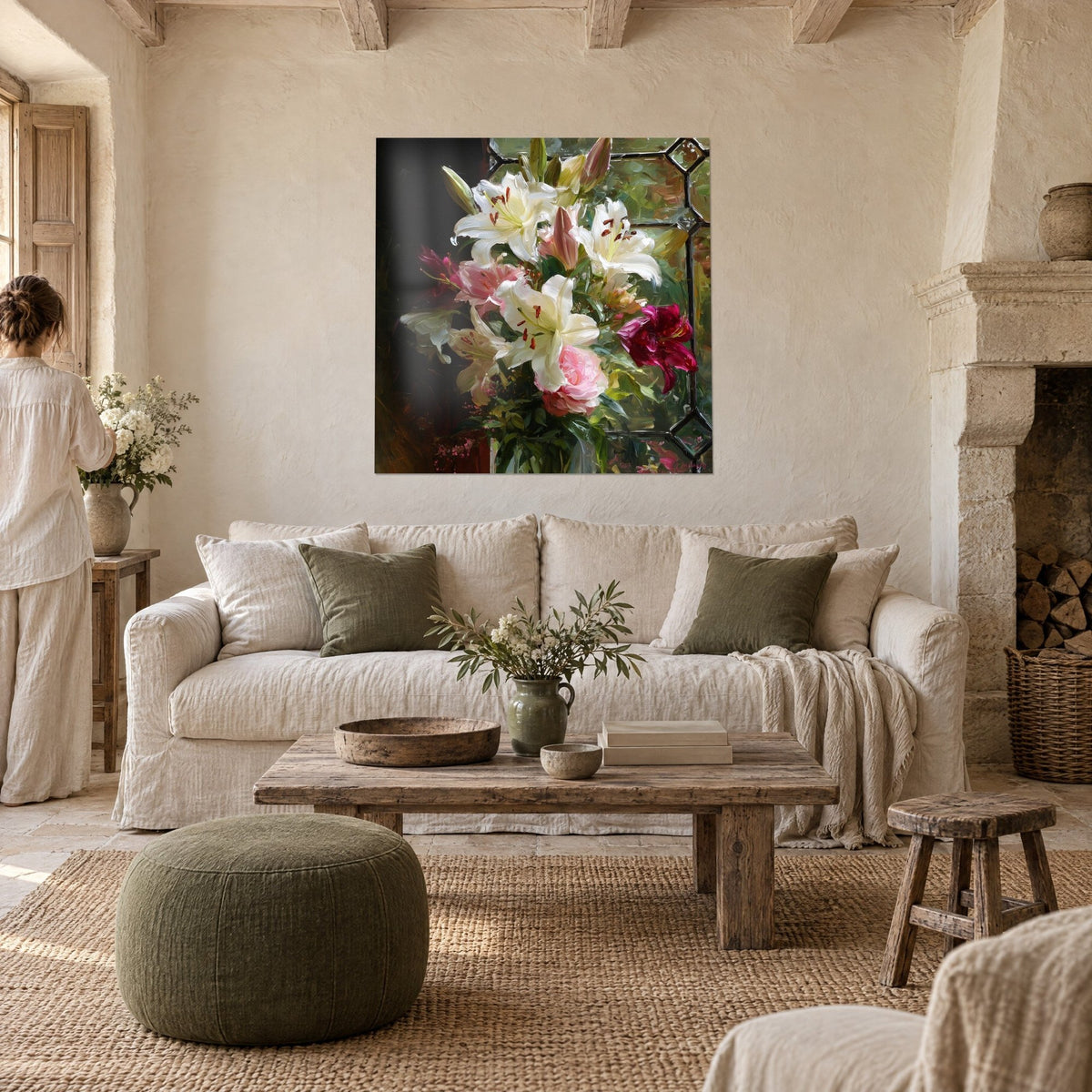 Tableau bouquet de lys blancs et pivoine rose devant un vitrail, étamines rouges, au-dessus d'un canapé dans un salon lumineux