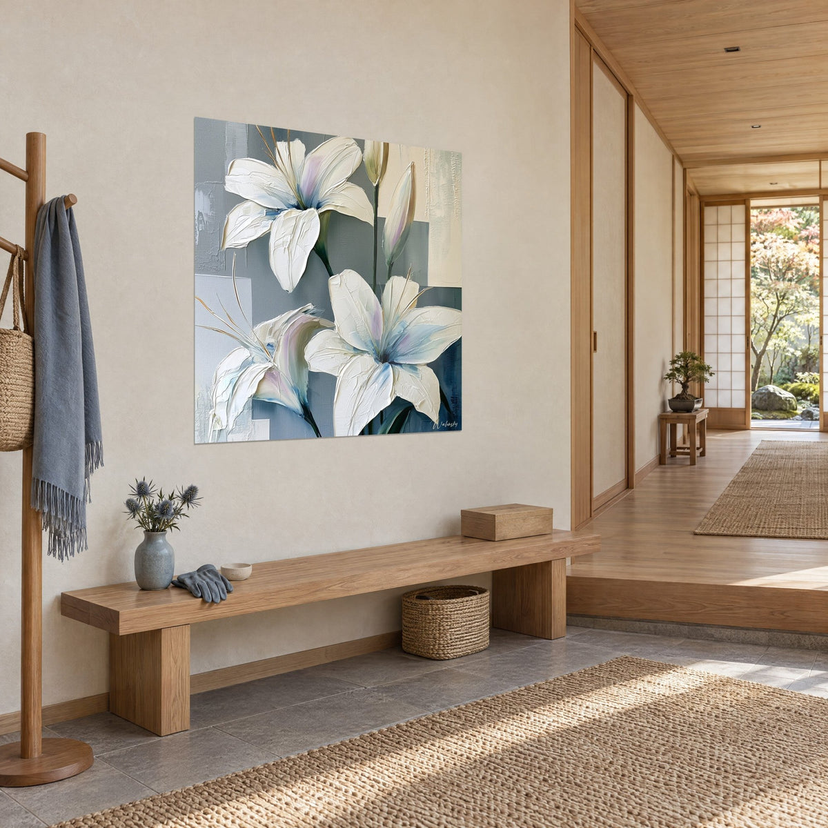 Tableau fleurs de lis en empâtements ivoire et bleu pâle sur aplats gris ardoise, vue de trois-quarts dans une entrée japandi