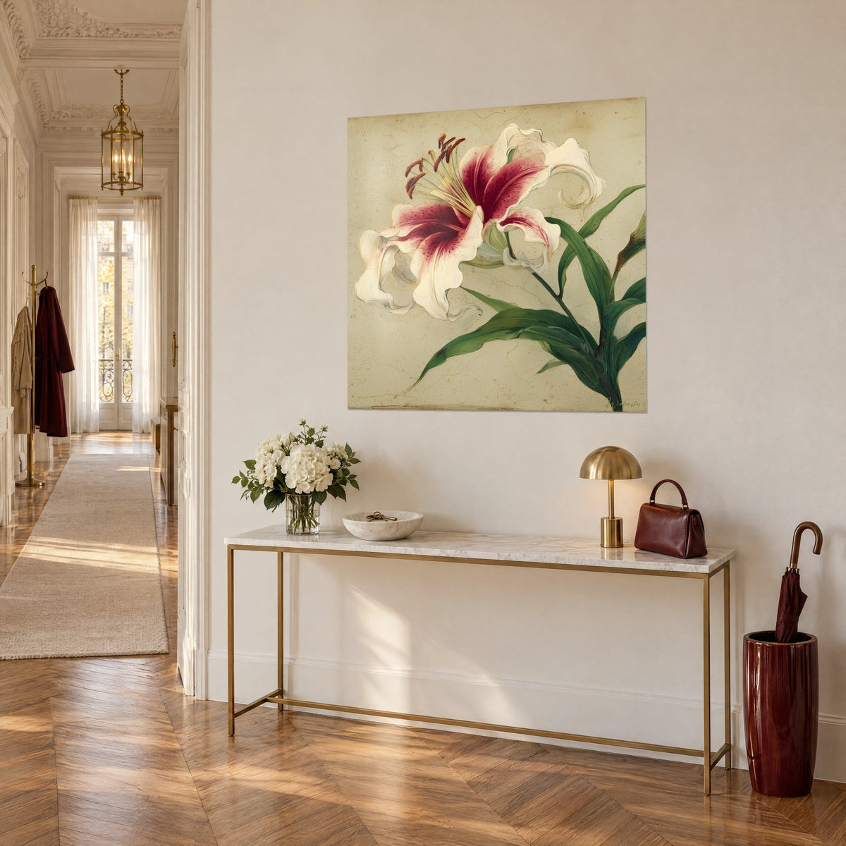 Tableau fleur de lis ourlée de blanc et de magenta, fond beige craquelé, au-dessus d'une console dorée dans une entrée