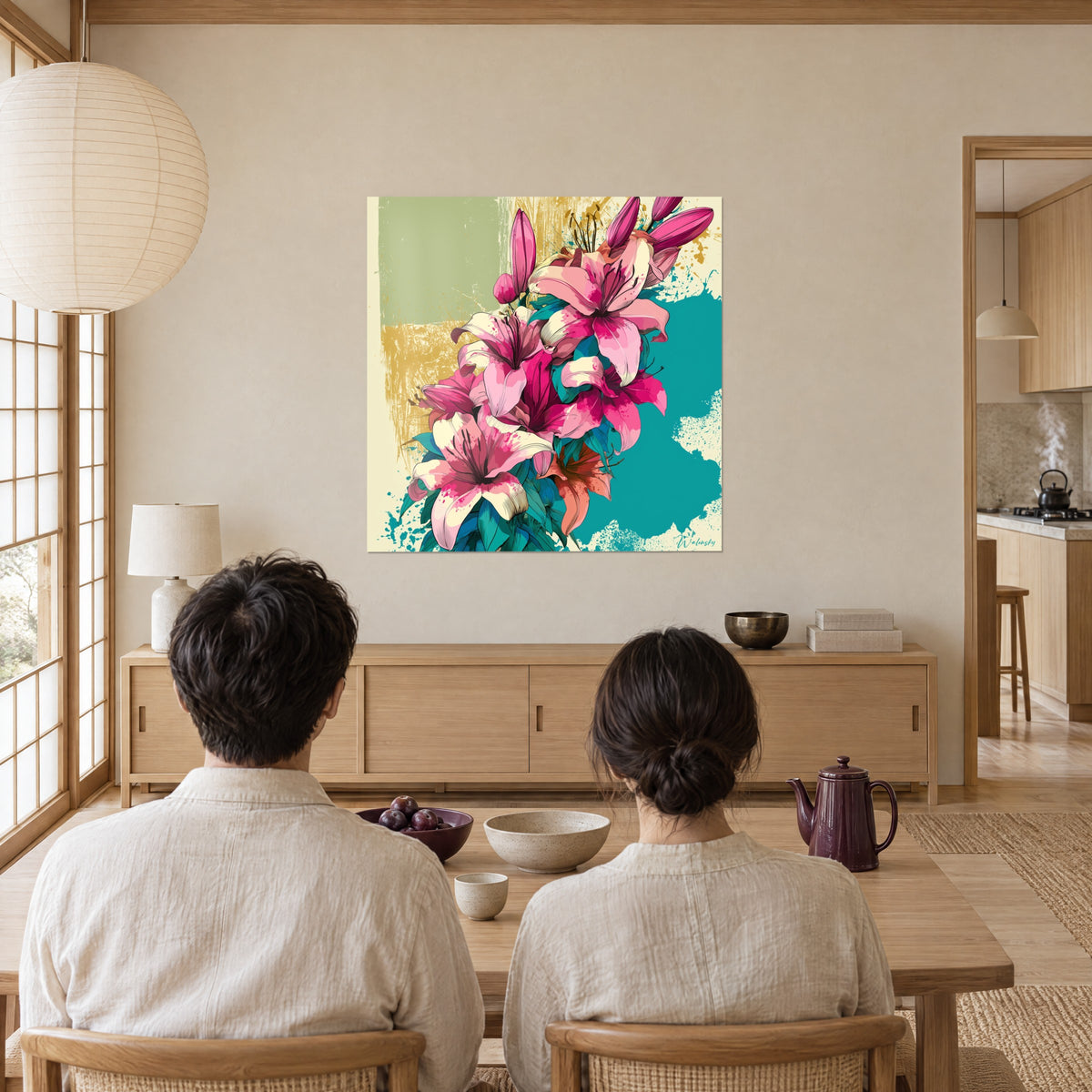 Cuadro ramo de lilas rosados y corolas marfil, fondo salvia y ocre dorado, dos personas de espaldas sentadas a la mesa en un salón de madera clara