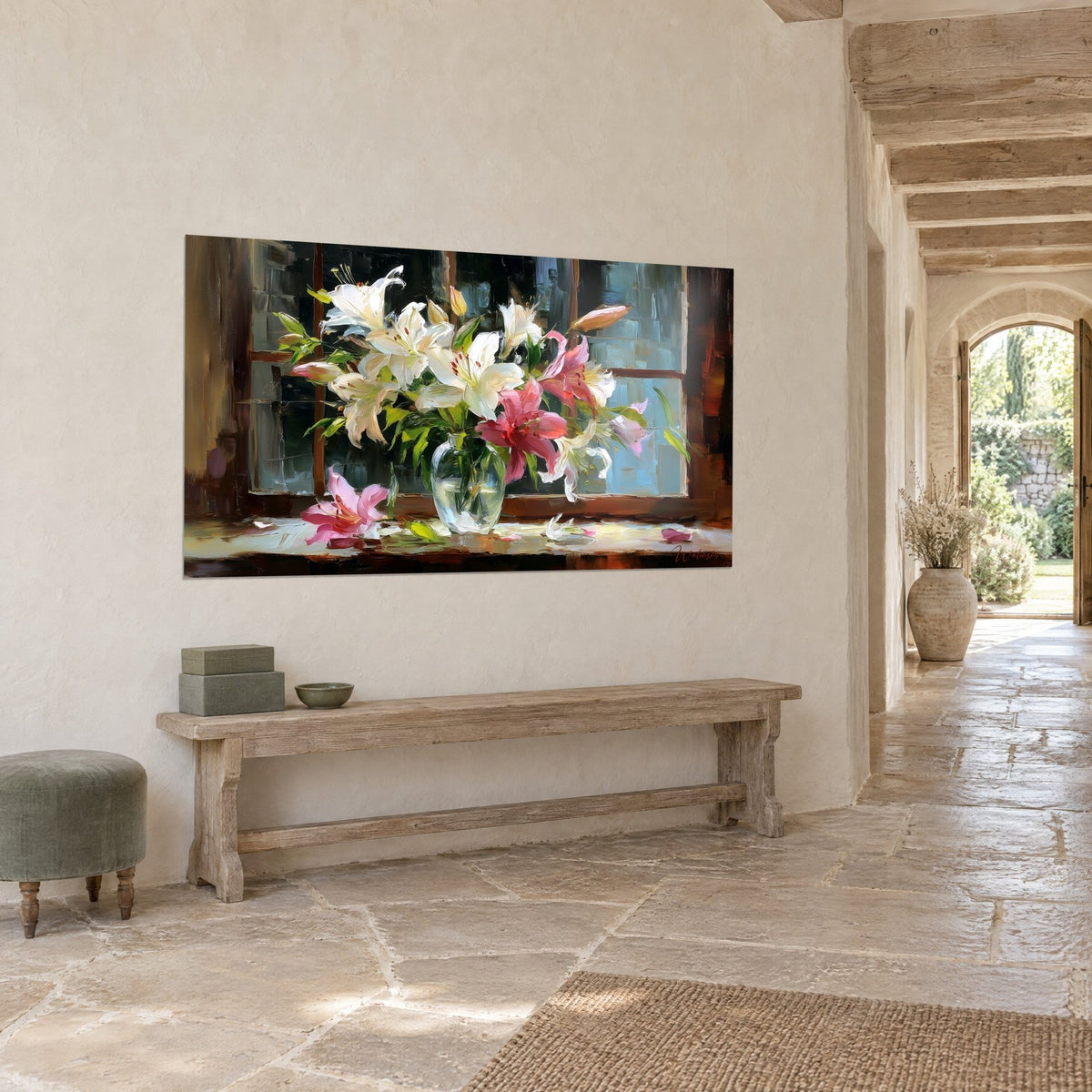 Tableau bouquet de lilas blancs et roses sur un rebord de fenêtre brun, pétales tombés, vue de trois-quarts dans un couloir en pierre