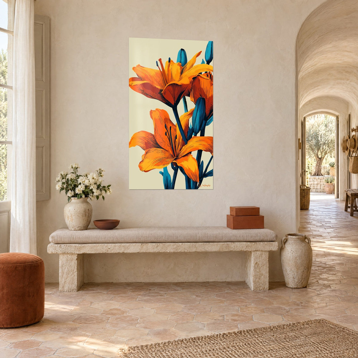 Tableau fleurs de lis safran et boutons effilés turquoise sur fond sable, sur un mur chaulé près d'une arche en pierre
