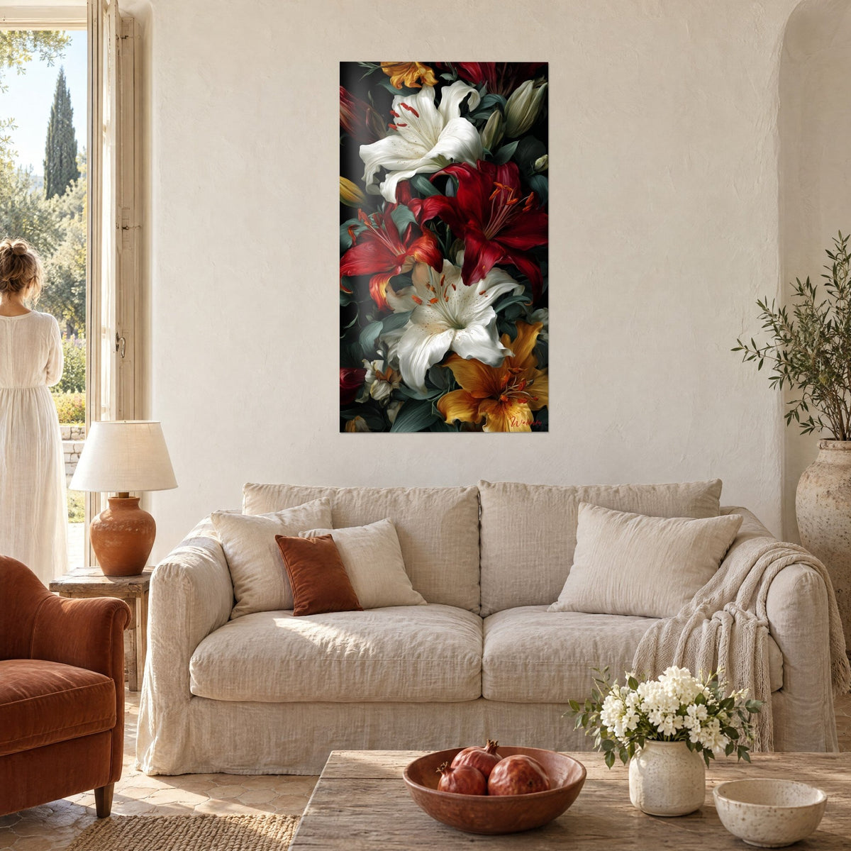 Tableau bouquet de lys blancs et rouges sur fond noir, pétales ivoire et carmin, au-dessus d'un canapé dans un salon lumineux