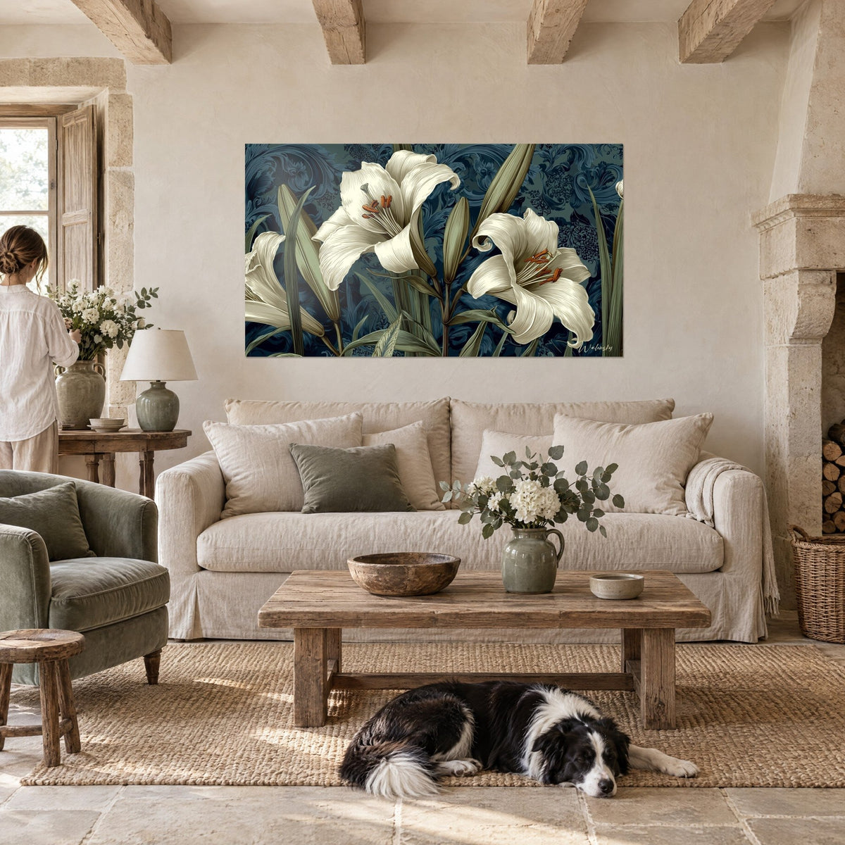 Tableau lys blancs aux étamines orangées sur fond bleu nuit, personne de dos et collie, au-dessus d'un canapé dans un salon lumineux