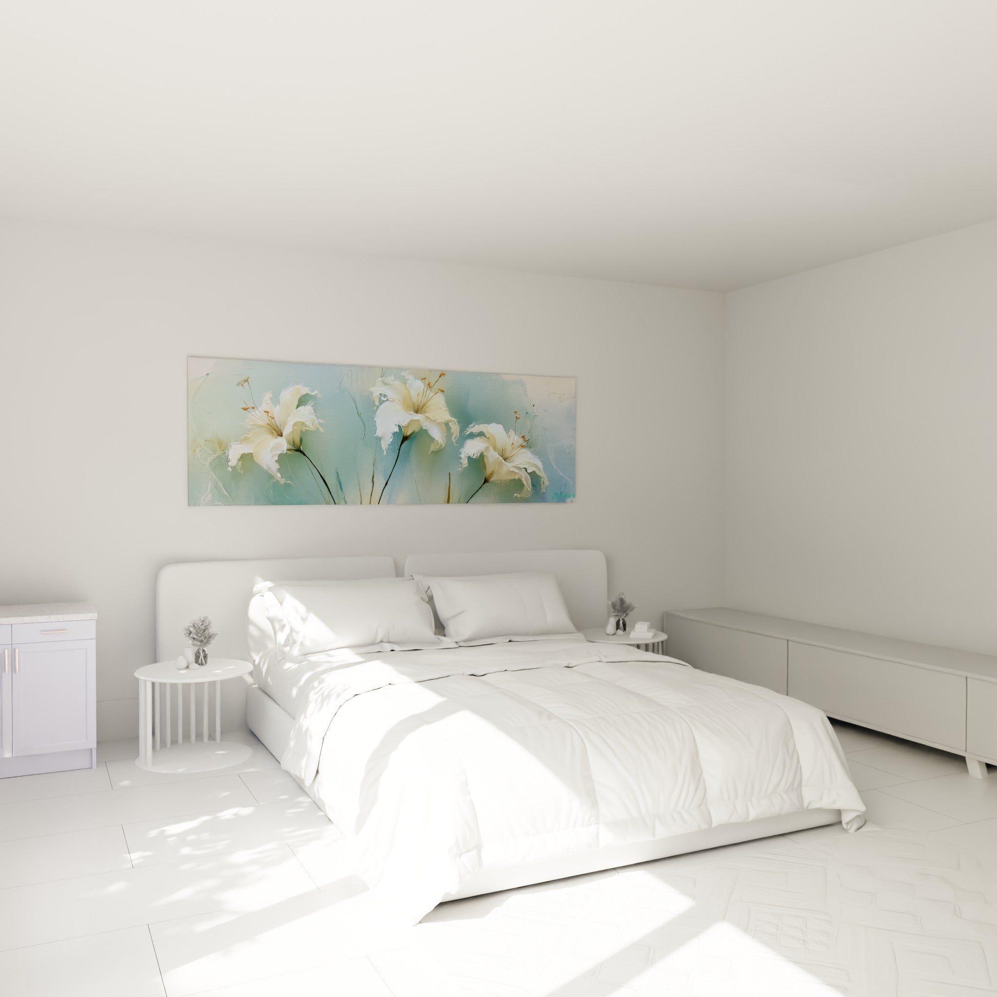 Trois fleurs de lys blanches et bleu pastel, empâtements visibles, au-dessus d'un lit dans une chambre claire