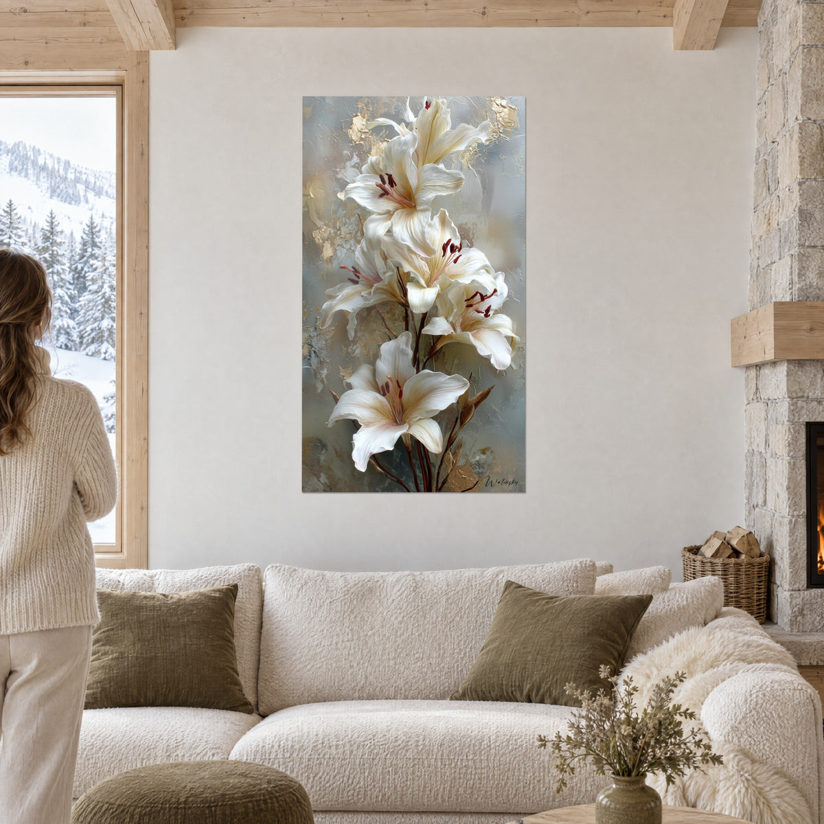 Tableau lys blanc crème aux étamines bordeaux sur fond gris-bleu patiné d'or, au-dessus d'un canapé dans un salon lumineux
