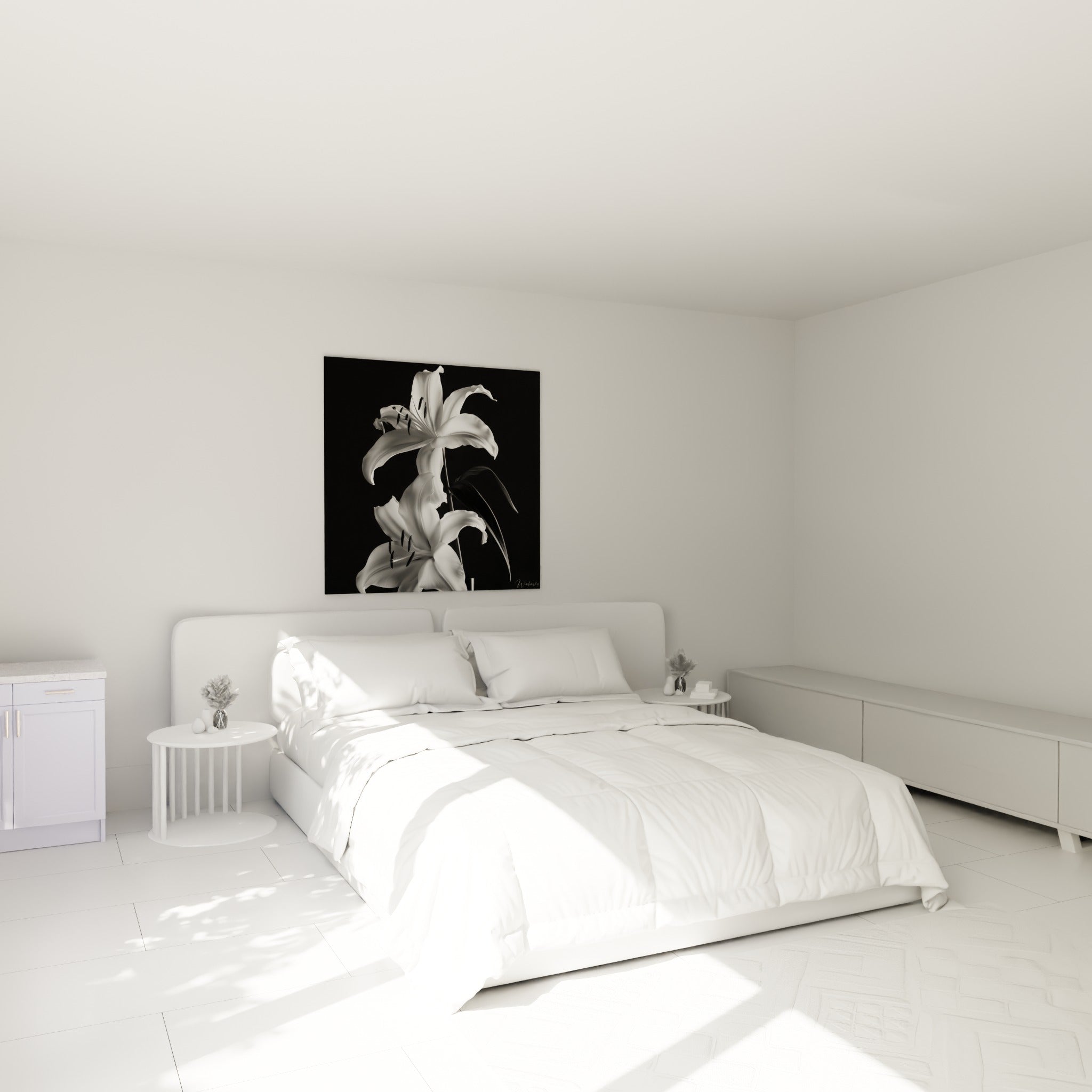 Fleurs de lys blanches et grises se déploient au-dessus d'un lit dans une chambre claire