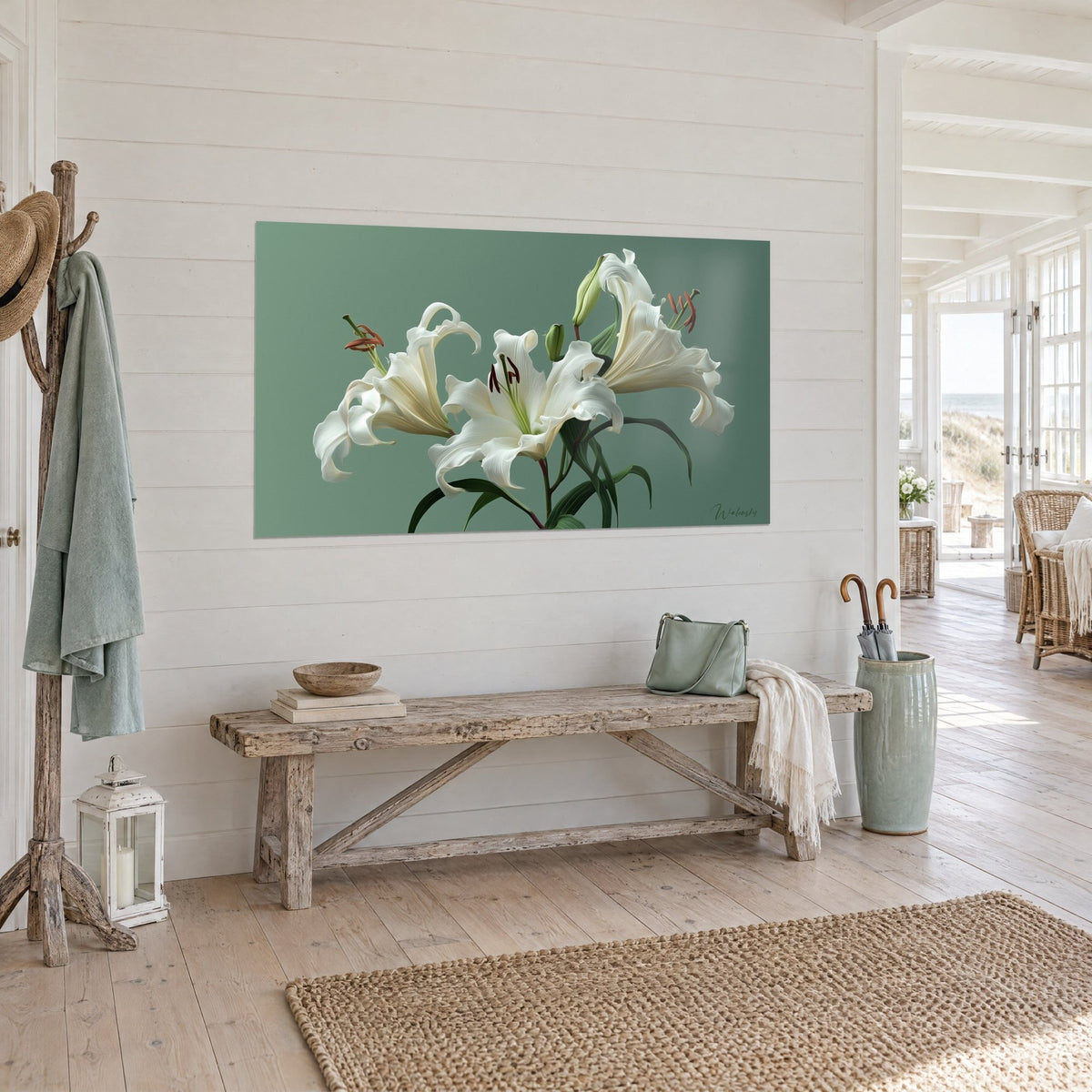 Tableau trois fleurs de lis crème et pétales ondulés sur vert sauge, accroché près d'un banc en bois blanchi, bord de mer