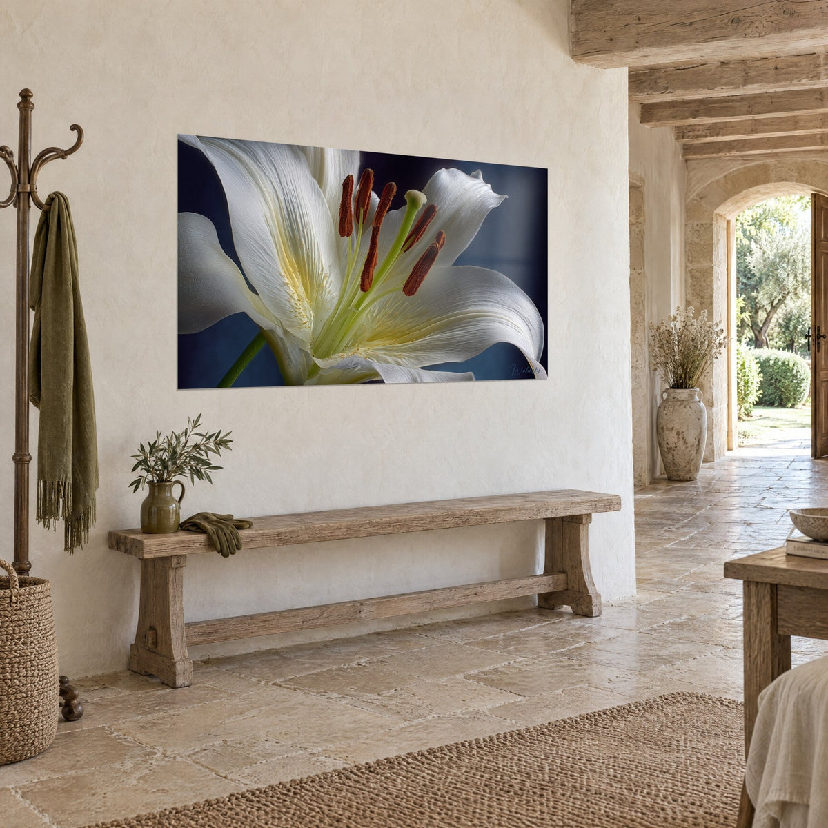 Quadro fiore di giglio avorio, antere color ruggine e pistillo verde tenue su blu notte, parete intonacata, consolle in legno rustico