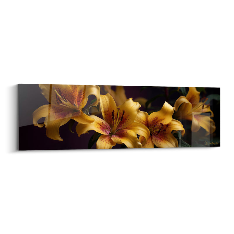 Tableau Lys jaune et pourpre aux pétales mouchetés de reflets - Grappe florale nocturne - Edition Lys