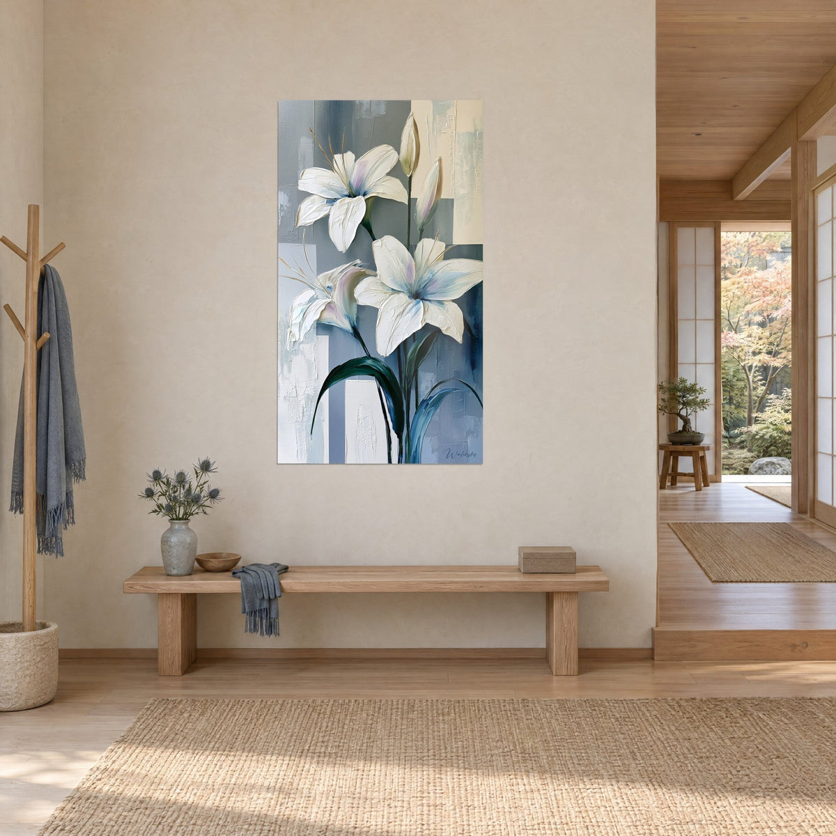 Tableau fleurs de lis ivoire en pâte épaisse, fond gris bleuté et beige, vue en biais, dans une entrée japandi