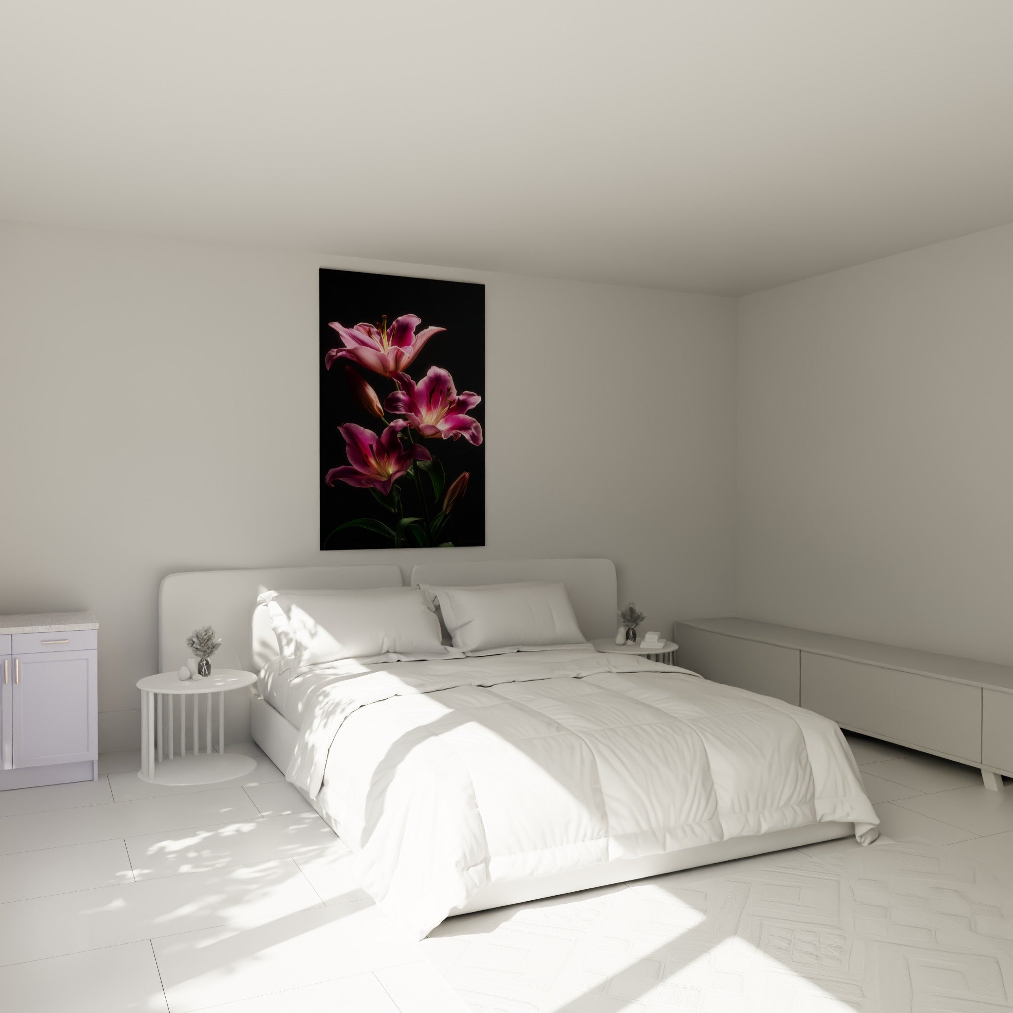 Bouquet de lys rose magenta et vert olive, accroché au-dessus d'un lit dans une chambre claire