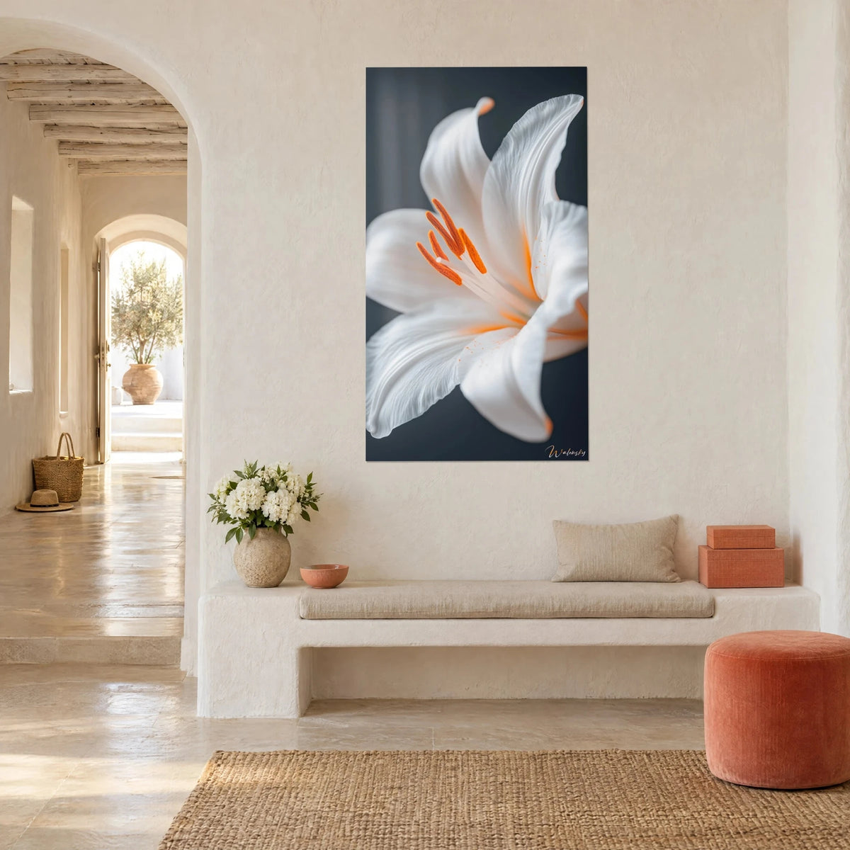 Tableau fleur de lis immaculée aux pétales ondulés, fond bleu nuit, mur chaux et banquette blanche, maison méditerranéenne