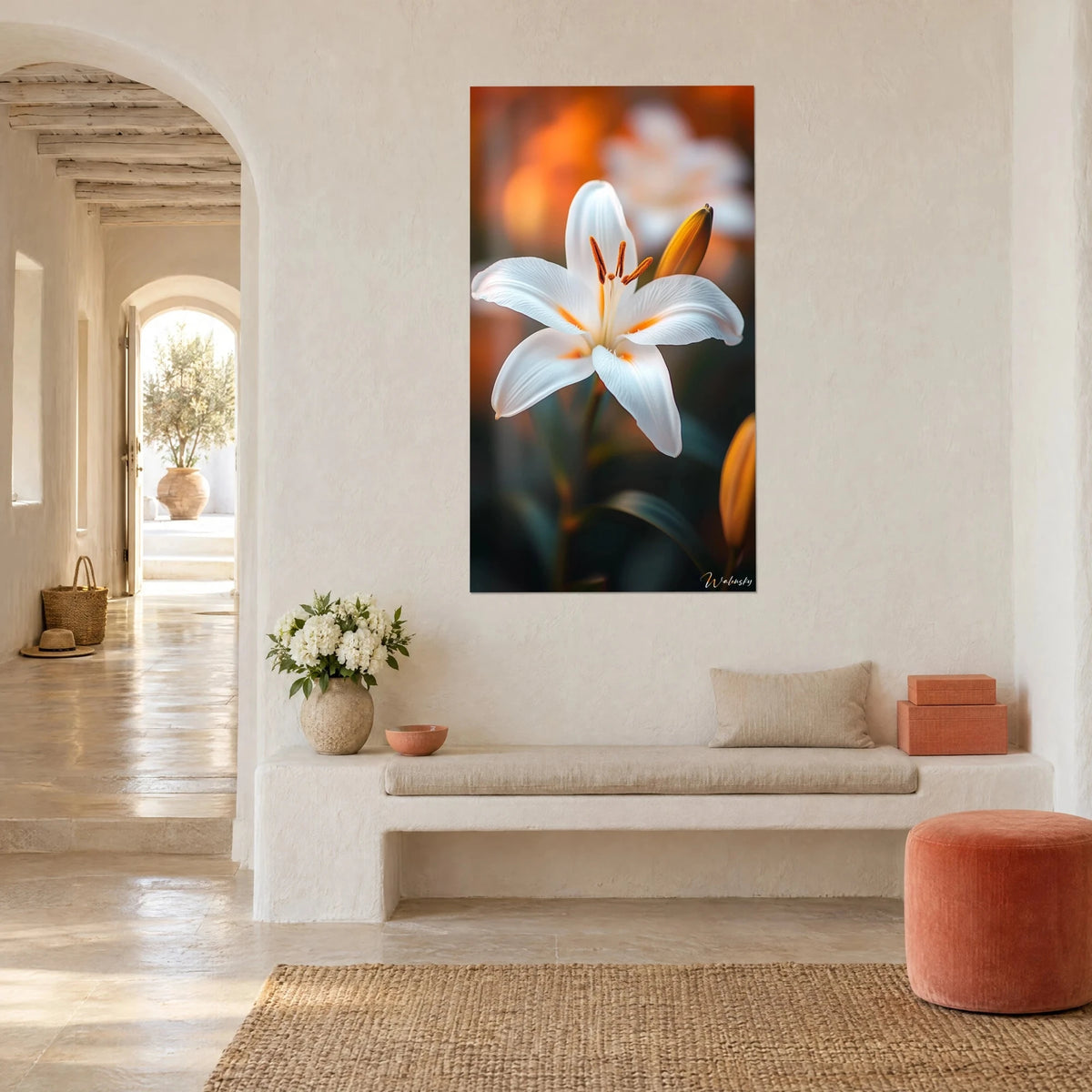 Gemälde Lilienblüte mit elfenbeinfarbenen, geäderten Blütenblättern, goldene Knospe und oranger Lichtschein, cremefarbene Wand, Sitzbank aus weißem Stein