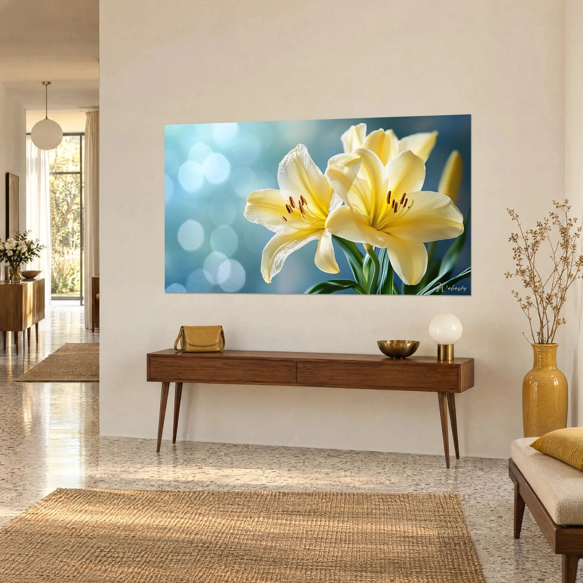 Cuadro flores de lirio color crema con pétalos venados, tallos verde oscuro y reflejos azulados, vista de tres cuartos sobre una pared beige junto a una consola