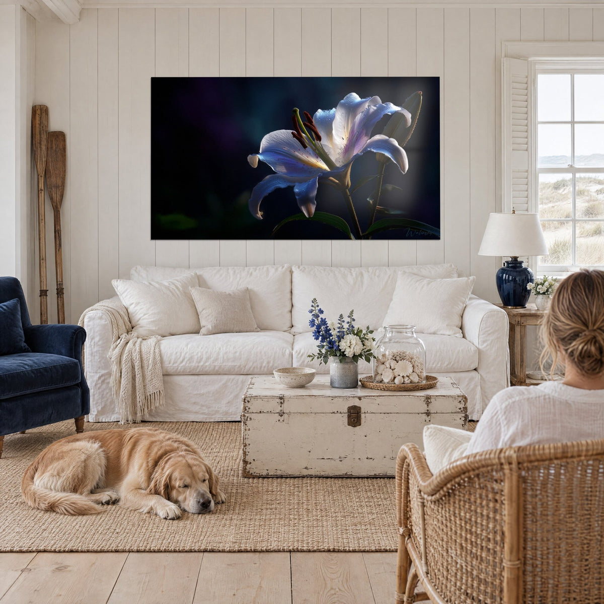 Tableau lys blanc veiné de bleu, gouttes de rosée sur fond nuit, au-dessus d'un canapé dans un salon lumineux
