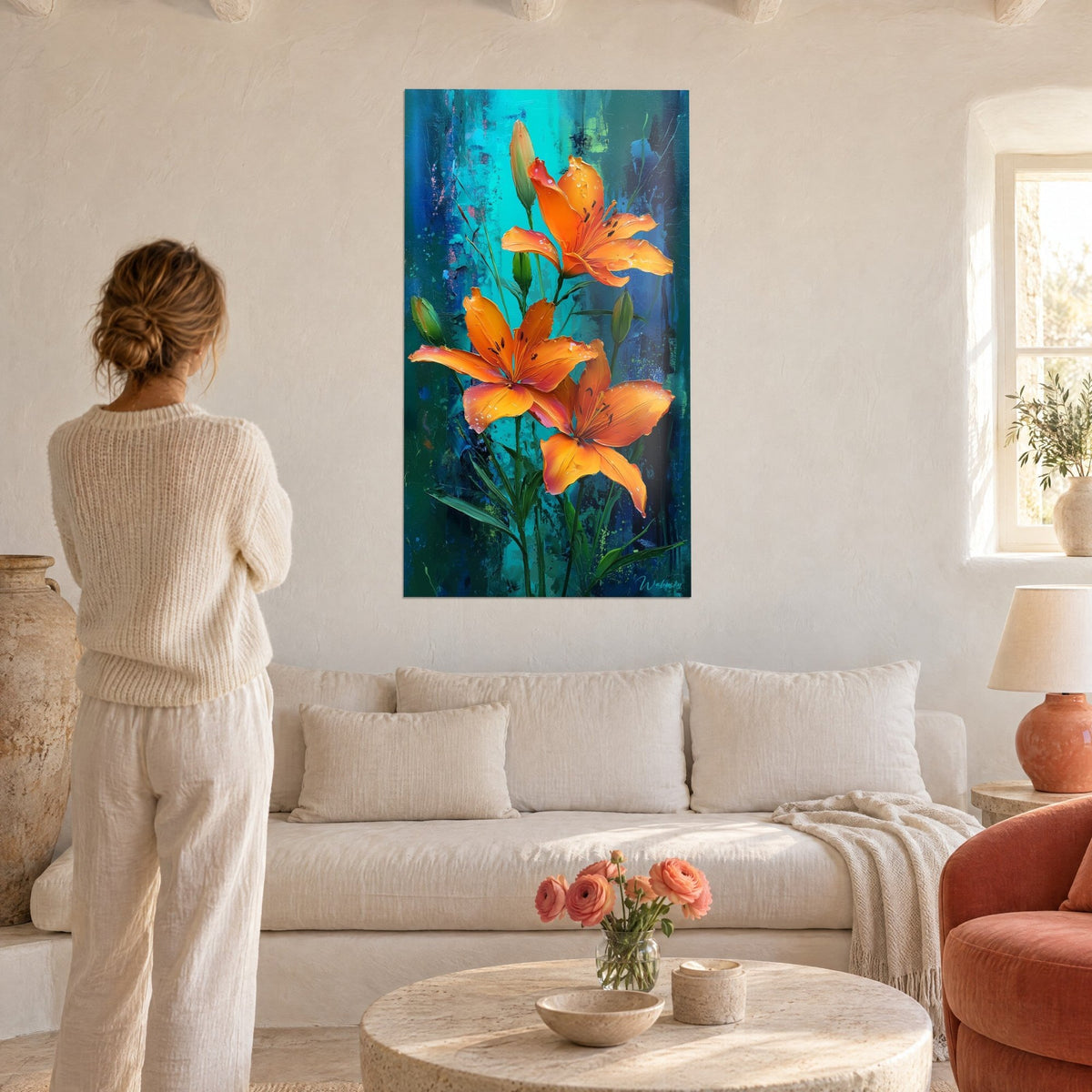 Tableau lys orange perlés de gouttelettes sur fond turquoise et bleu, femme de dos, au-dessus d'un canapé dans un salon lumineux