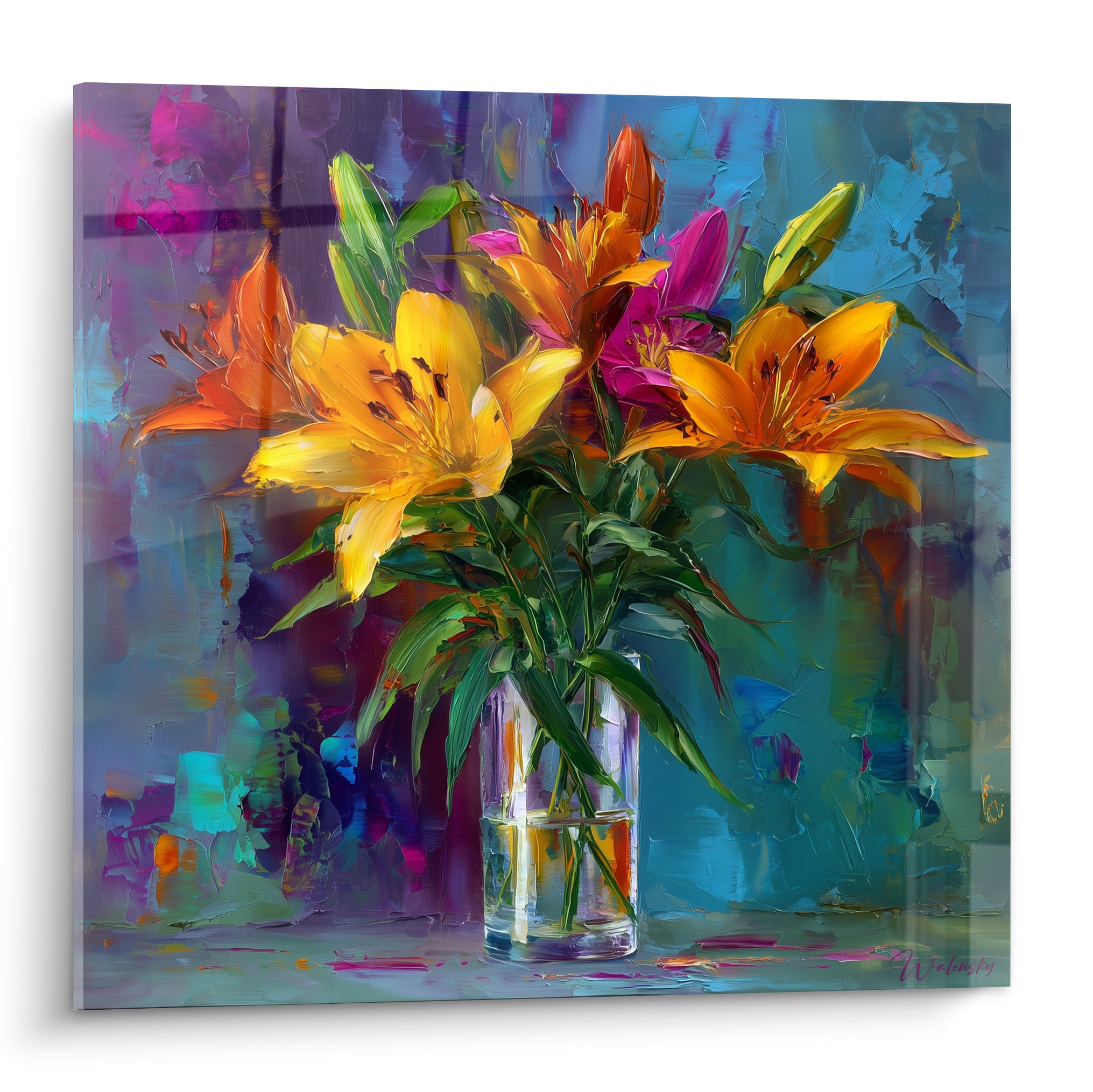 Lys orangés et pourpres épanouis dans un vase en verre sur fond bleu turquoise texturé