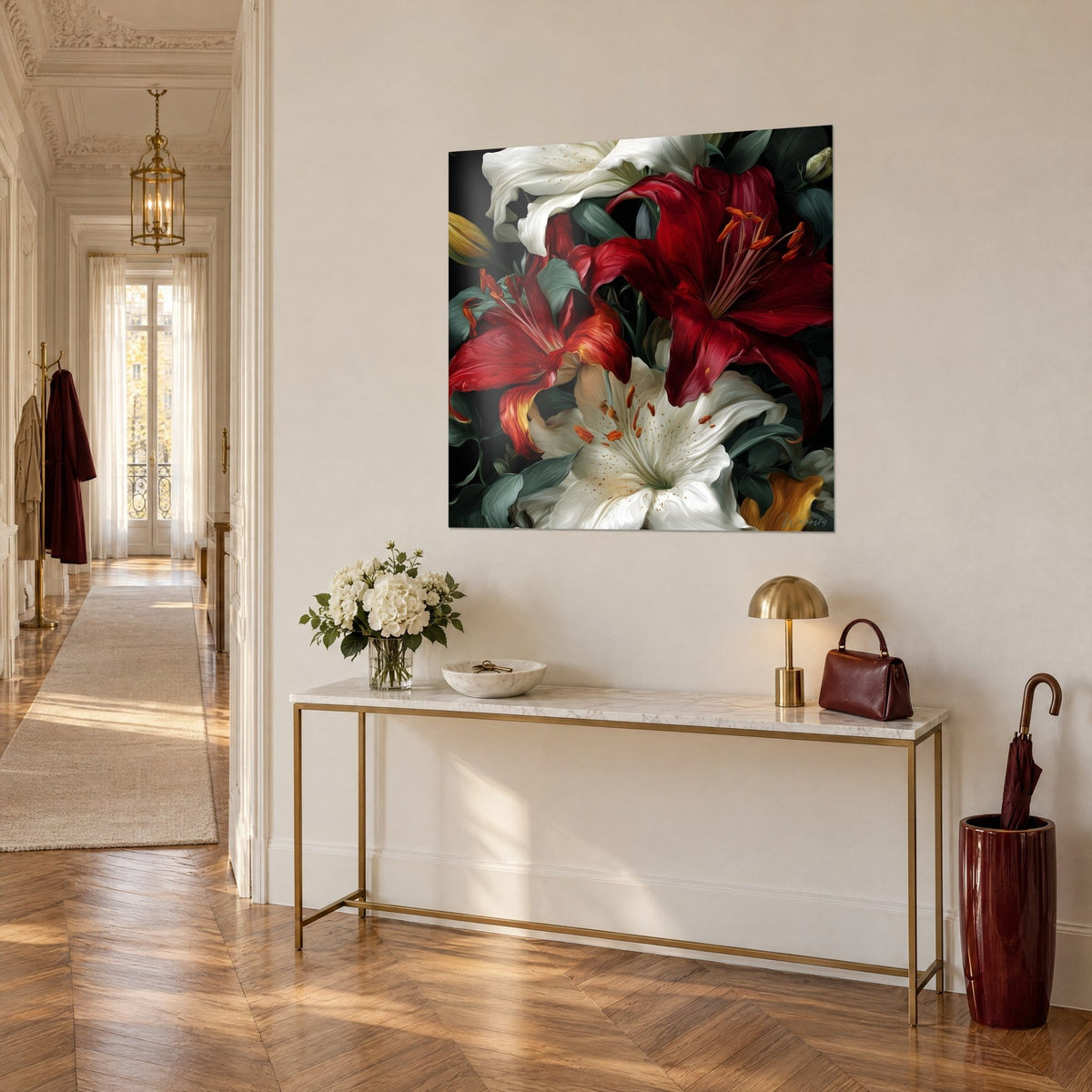 Tableau fleurs de lis pourpres et ivoire, boutons moutarde et feuillage vert-de-gris, vu de trois-quarts dans un couloir haussmannien