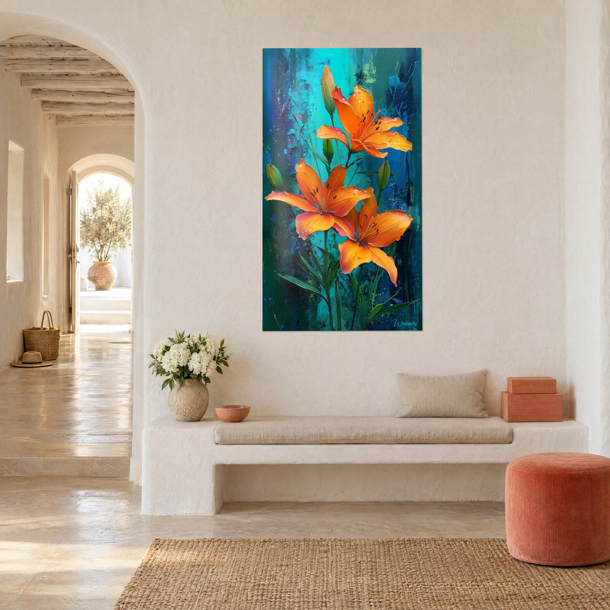 Tableau fleurs de lys flamboyantes, pétales orange et boutons verts effilés sur fond turquoise, dans un couloir voûté blanc