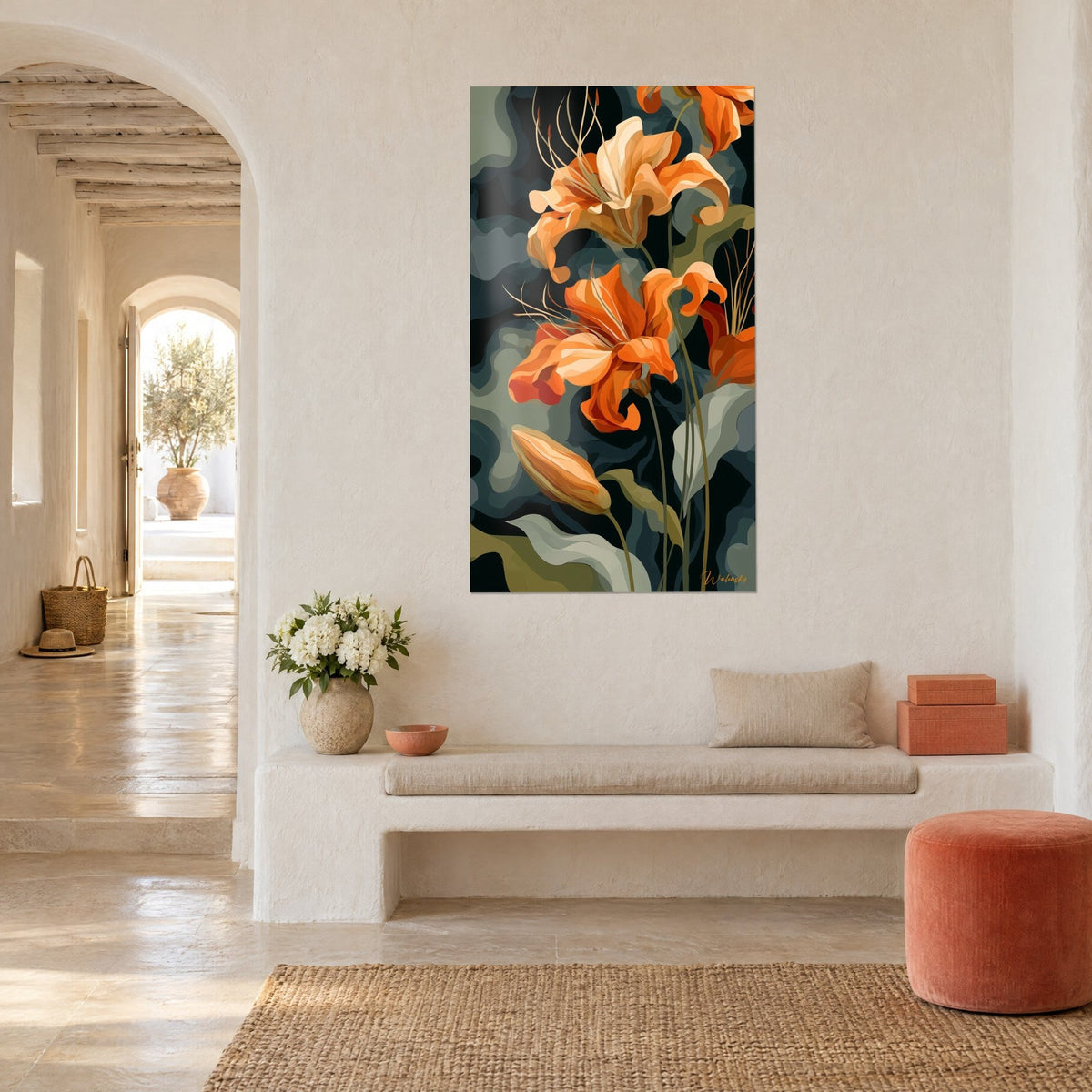 Tableau fleurs de lis cuivrées et abricot, étamines filiformes dorées, accroché dans une maison méditerranéenne aux murs chaulés, vue de trois-quarts