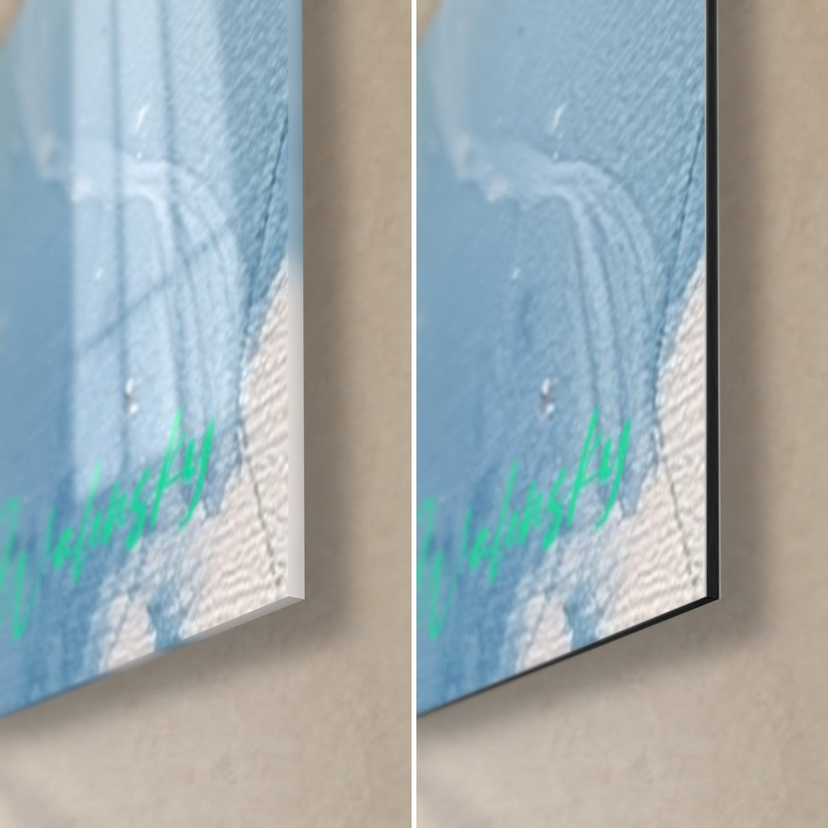 Tableau fleurs de lys blanches, coin bas droit : verre brillant à gauche, alu Dibond mat à droite, tranche noire, signature turquoise