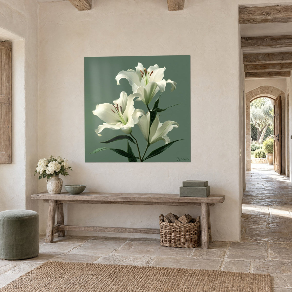 Tableau trois fleurs de lis ivoire et feuillage vert sombre sur fond sauge, vu de trois quarts dans une entrée en pierre