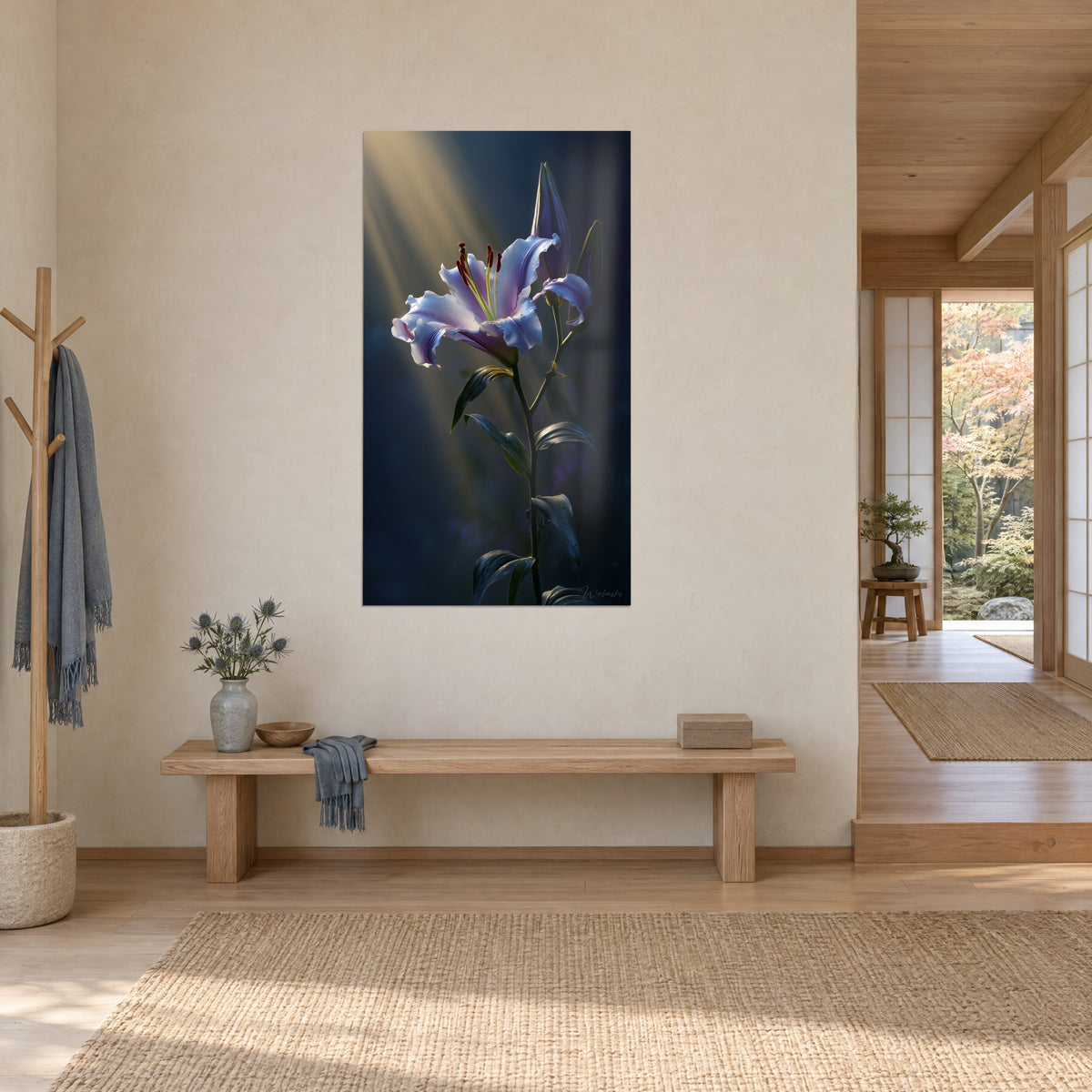Tableau fleur de lis épanouie aux pétales violets ondulés, rayons ambrés et bleu marine, mur beige d'un couloir japandi