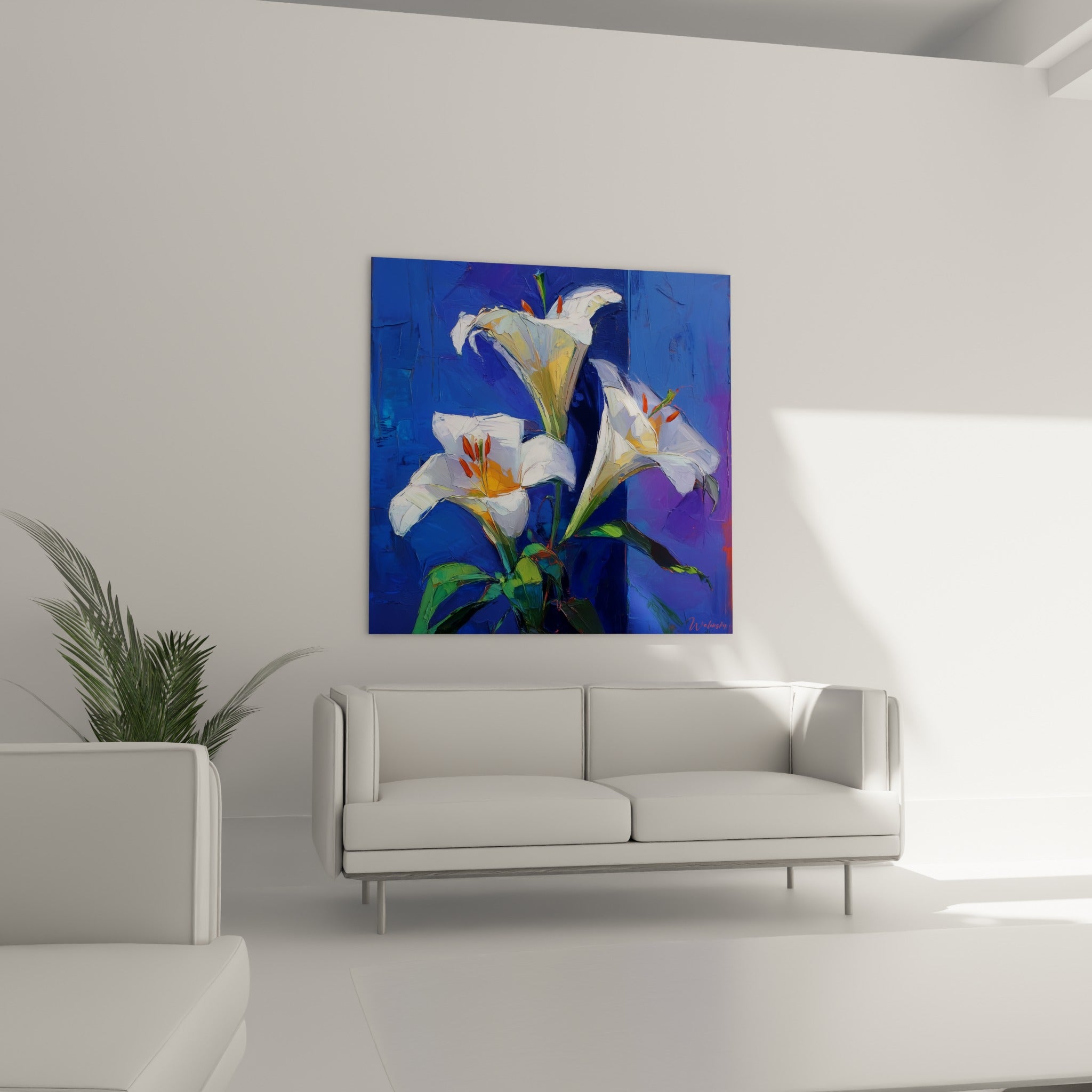 Fleurs de lys blanches et bleu intense aux nervures visibles, disposées au-dessus d'un canapé dans un salon lumineux