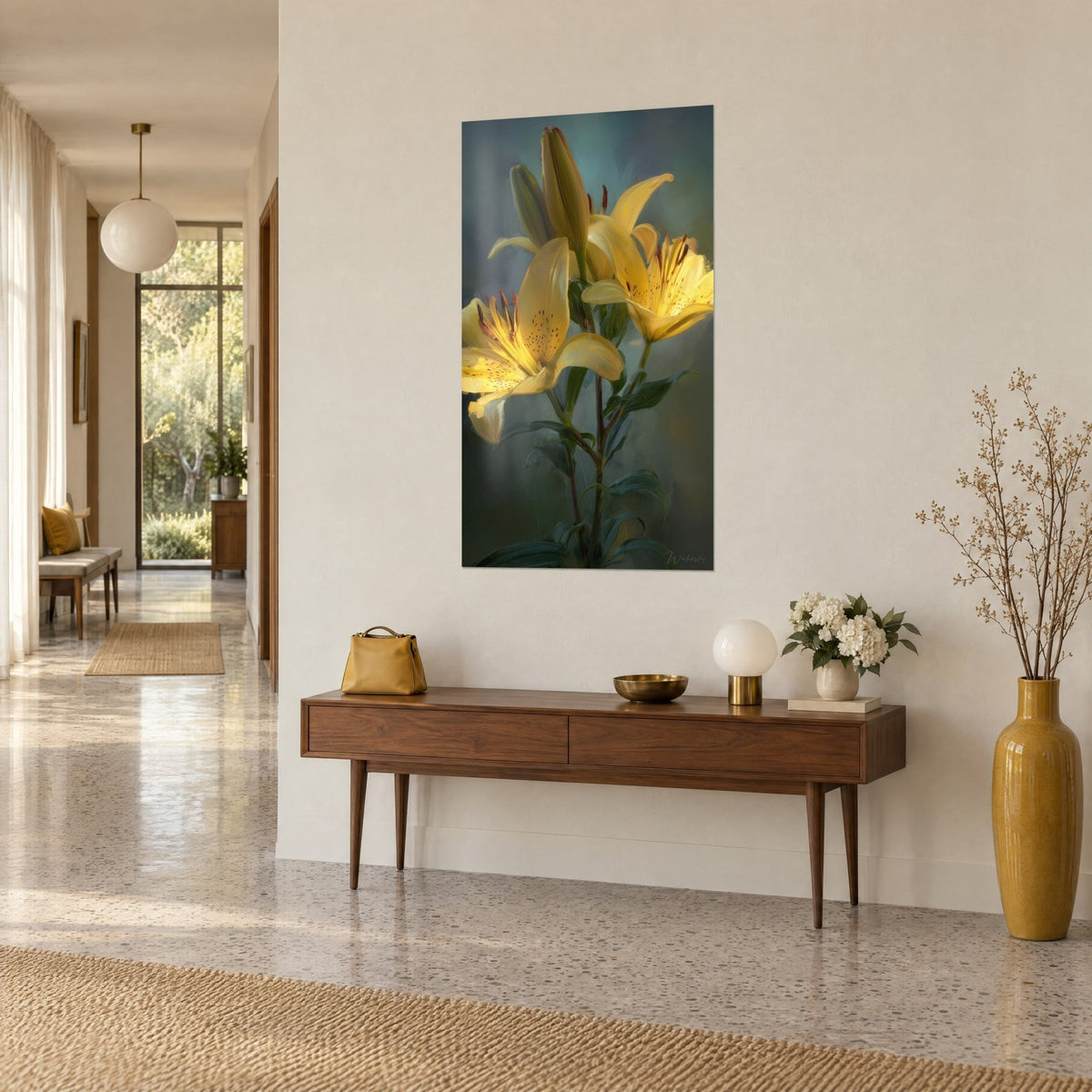 Tableau fleurs de lis dorées en peinture à l'huile, bouton vert olive et feuillage sombre, sur un mur beige au-dessus d'une console en bois
