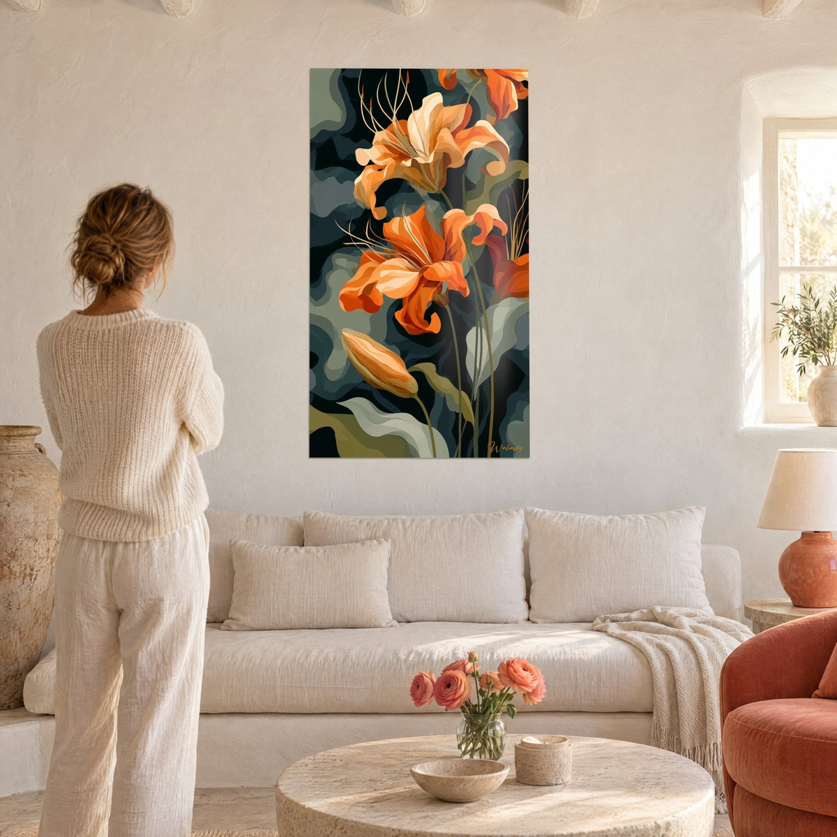 Tableau lys orange aux pétales ondulés sur fond vert-de-gris sombre, une femme de dos le regarde au-dessus d'un canapé dans un salon lumineux