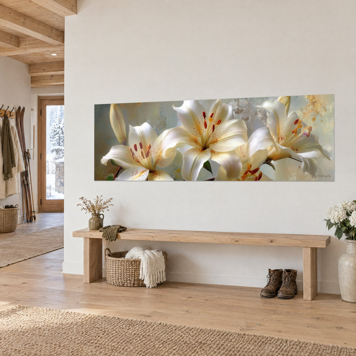 Tableau fleurs de lis crème et touches dorées, panorama floral de trois-quarts sur un mur blanc, banc en bois clair d'une entrée