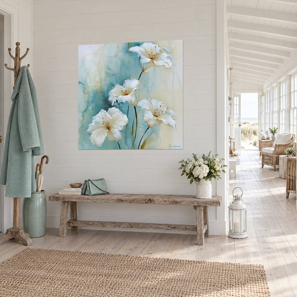 Quadro di fiori bianco cremoso con stami dorati su sfondo blu e beige a lavis, di fronte a una veranda di vetro sul mare