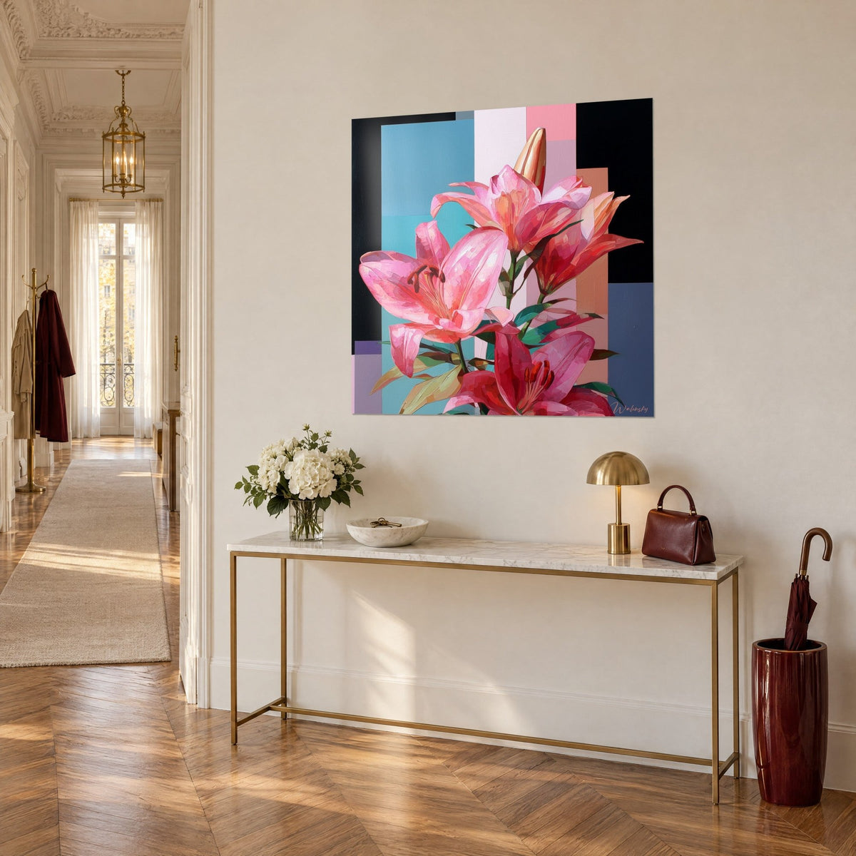 Tableau bouquet de lis corail et pourpres, fond de rectangles bleu ciel et rose pâle, au-dessus d'une console dorée