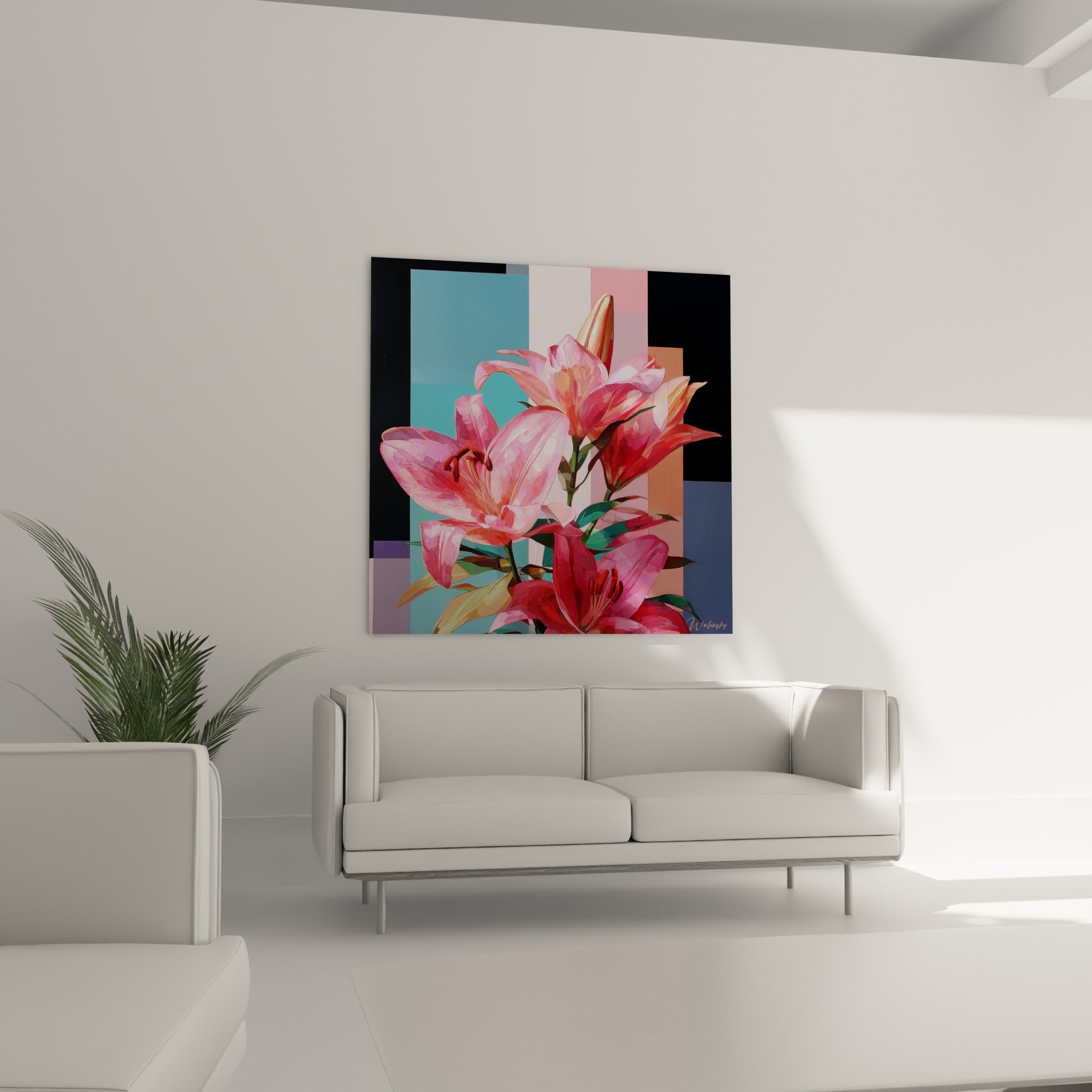 Fleurs de lys rose vif et rouge profond sur fond géométrique noir et turquoise, au-dessus d'un canapé dans un salon lumineux
