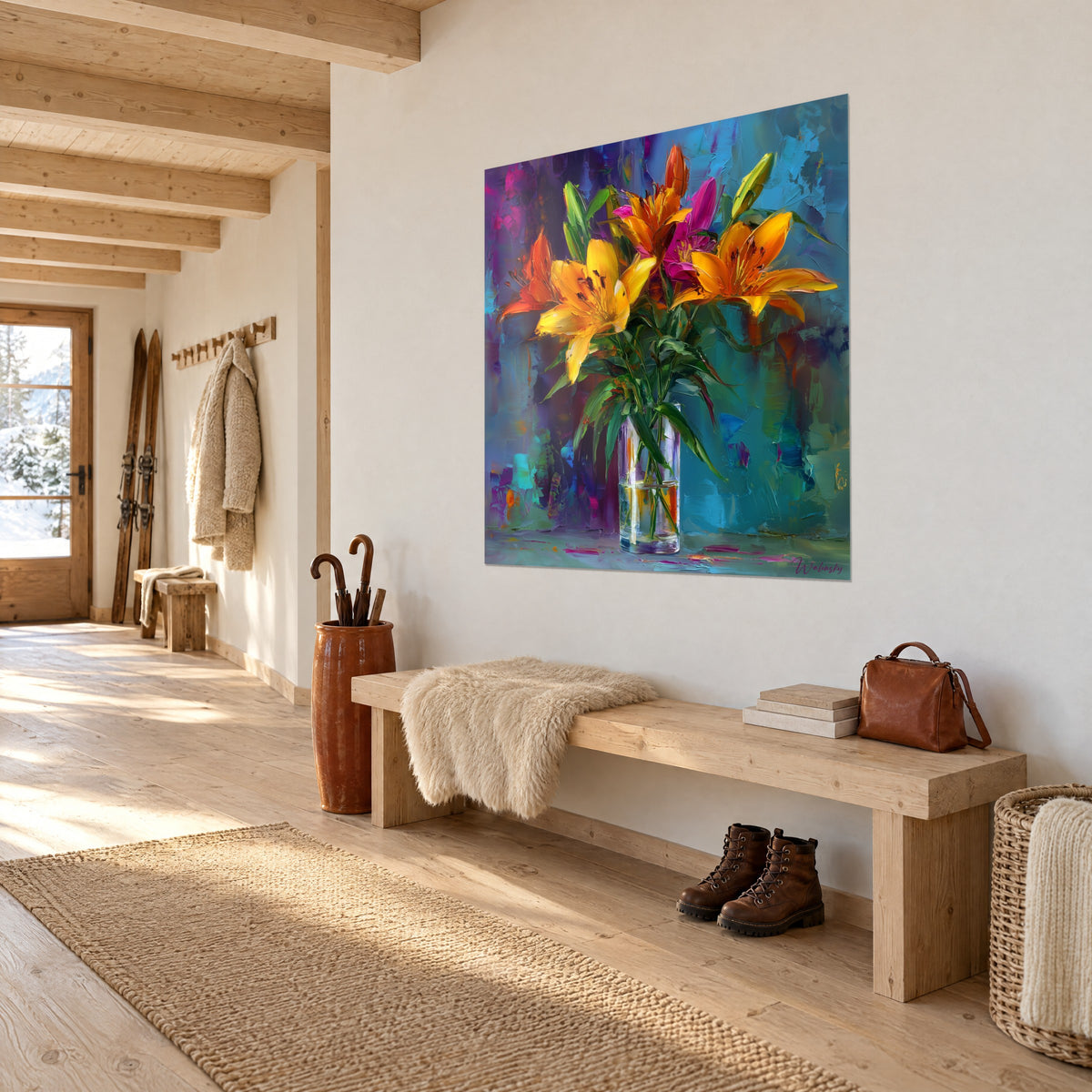 Gemälde mit Safranlilien mit braunen Staubgefäßen und grünen Knospen vor blauem und violettem Hintergrund, Dreiviertelansicht in einer Chalet-Eingangshalle