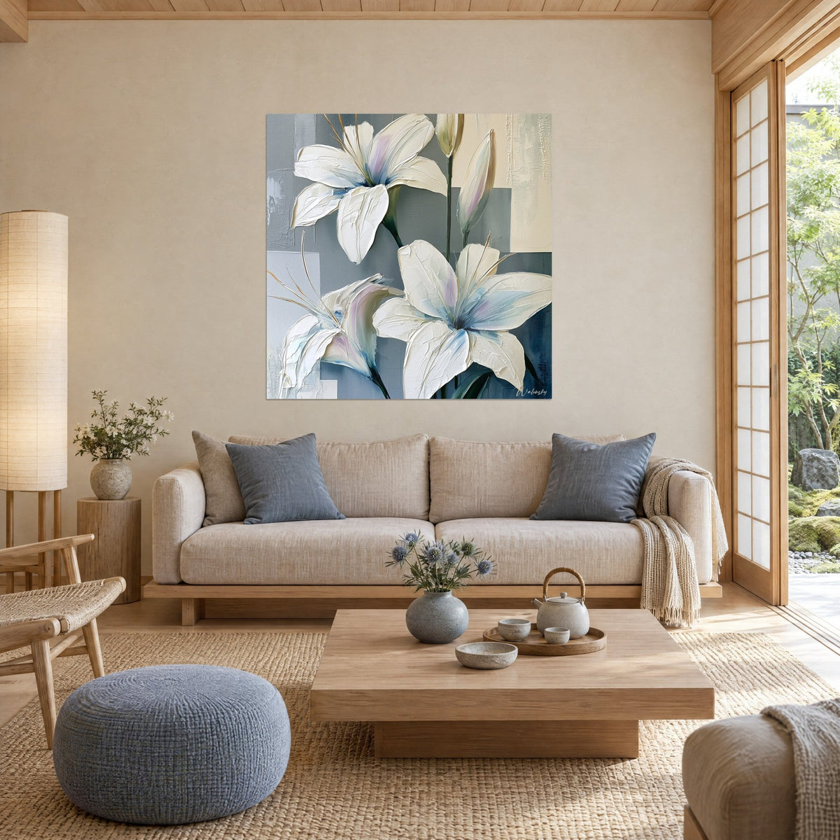 Tableau lys blanc crémeux aux reflets mauves, fond géométrique gris et beige, au-dessus d'un canapé dans un salon lumineux