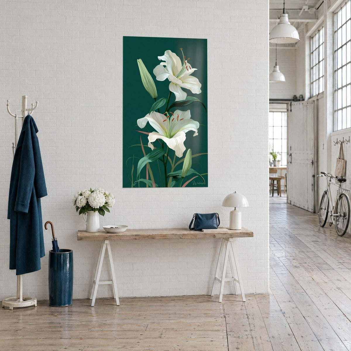 Tableau fleurs de lis crème et bouton vert pâle sur aplat sapin, vu de trois-quarts, console en bois dans un loft