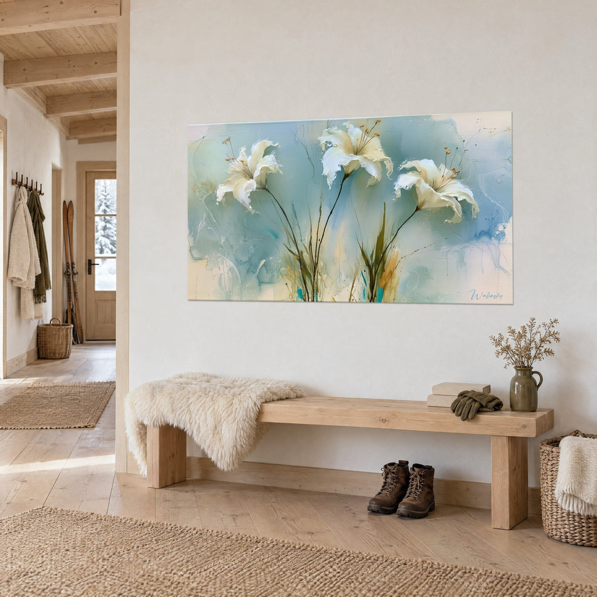 Quadro tre gigli color crema con stami dorati su fondo turchese pallido, vista di tre quarti sopra una panca in legno nell'ingresso dello chalet
