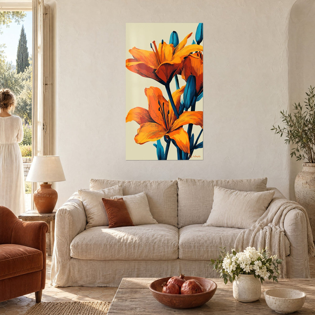 Tableau lys orange flamboyant aux étamines bleu pétrole sur fond crème, au-dessus d'un canapé dans un salon lumineux