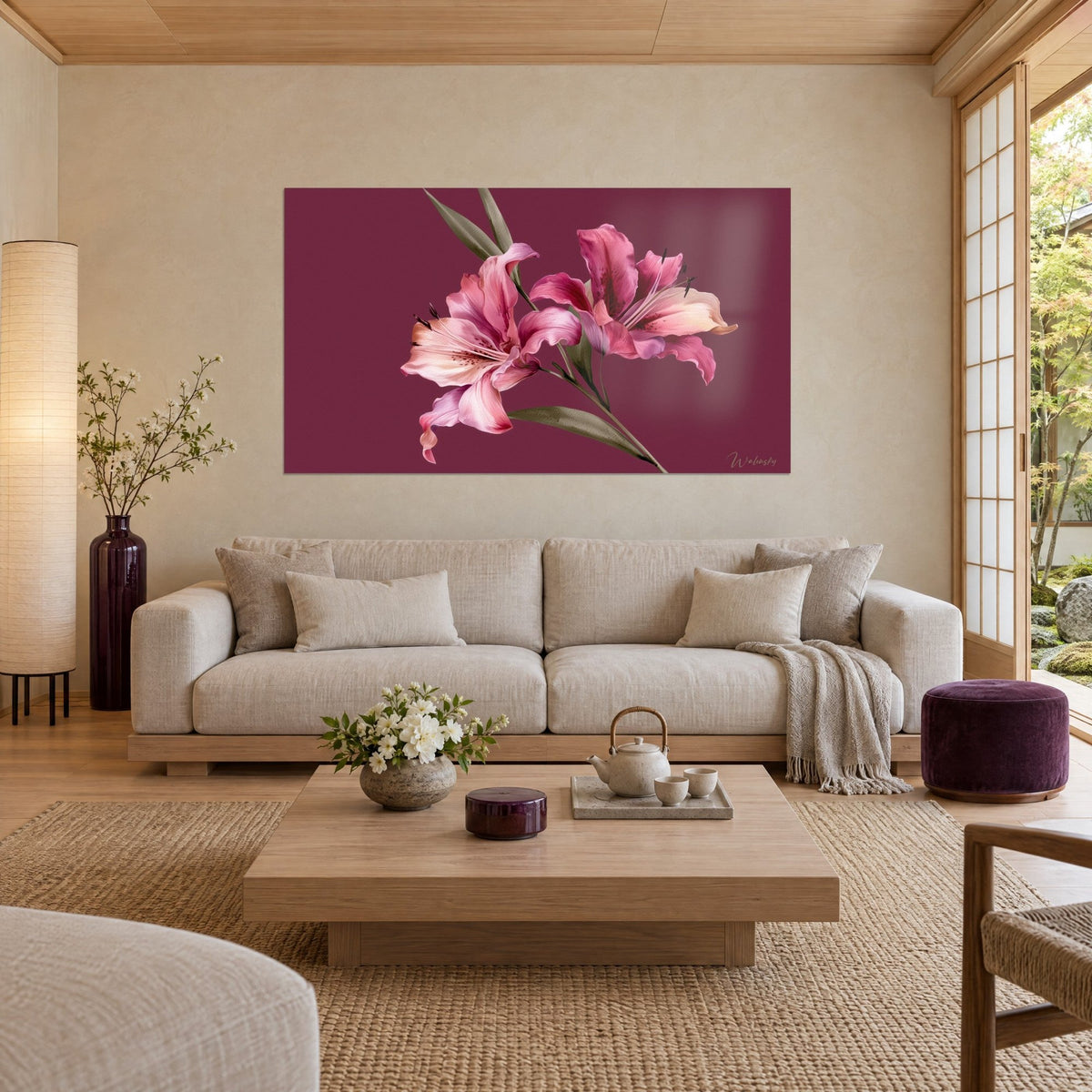 Cuadro con un ramo de lilios rosas y burdeos de pétalos ondulados sobre fondo ciruela, encima de un sofá en un salón luminoso