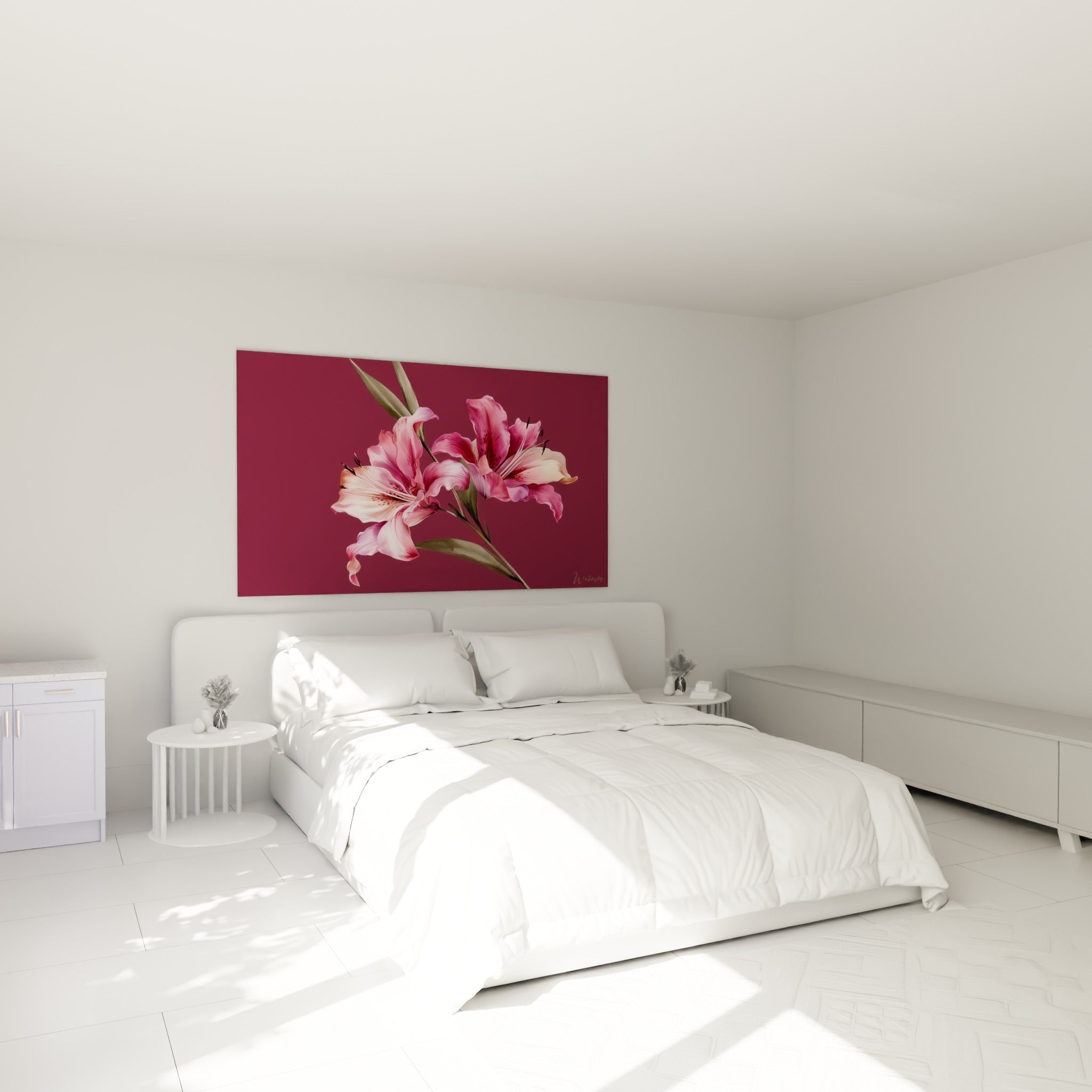 Lys rose et bordeaux aux étamines sombres, accroché au-dessus d'un lit dans une chambre claire