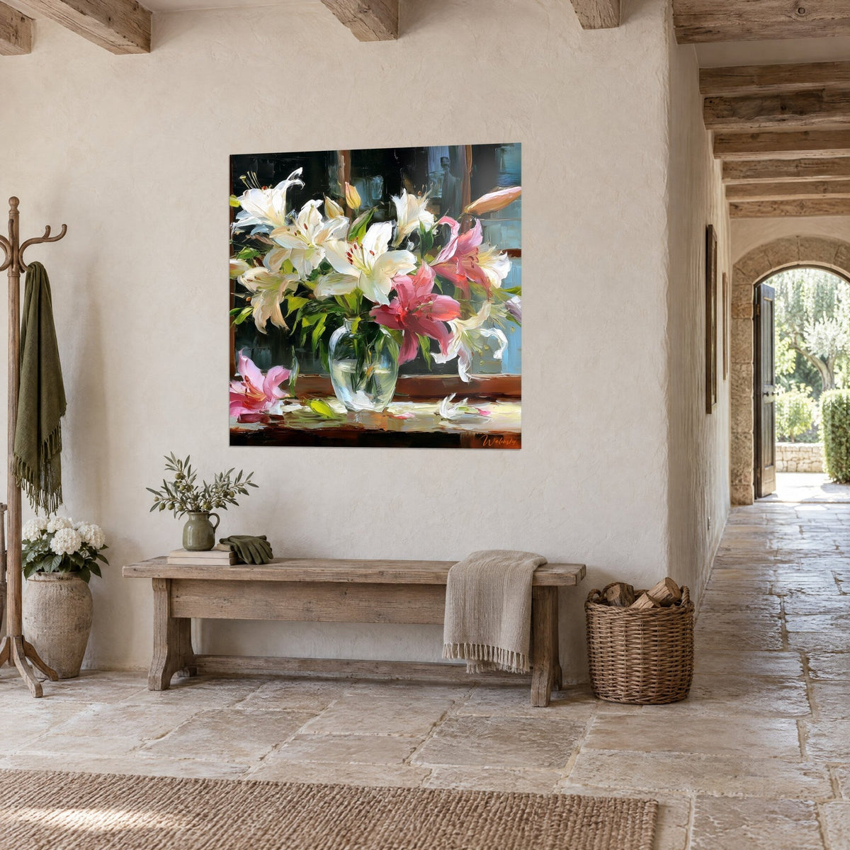 Tableau fleurs de lys crème et rose carmin, étamines rouges sur fond bleu nuit, dans un couloir en pierre de maison de campagne