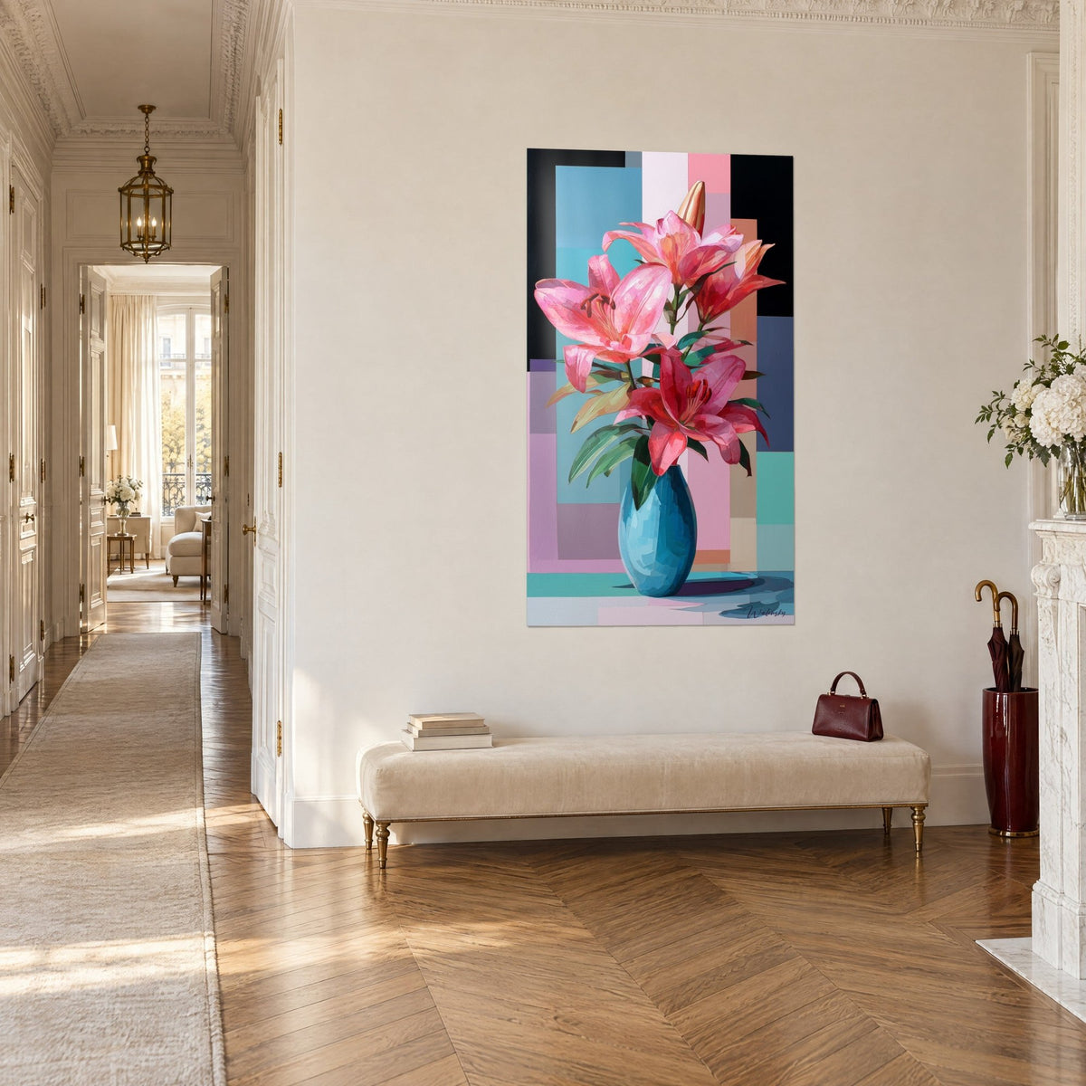 Tableau fleurs de lys rose vif en peinture au couteau, bouton doré, feuilles vert sapin, accroché dans un couloir parisien lumineux