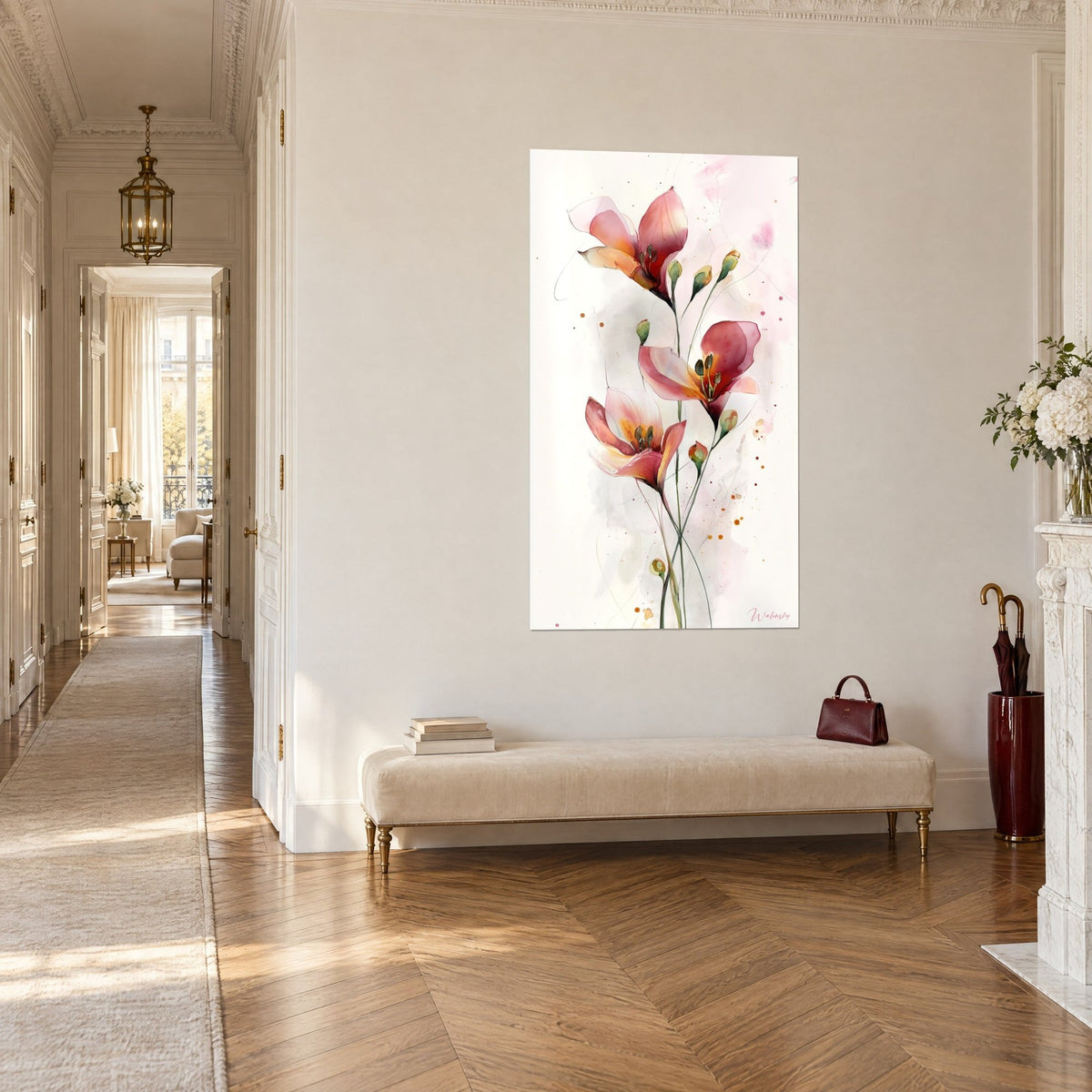 Tableau trois fleurs d'aquarelle rouge carmin et orangé, tiges fines et bourgeons verts, sur un couloir en parquet clair