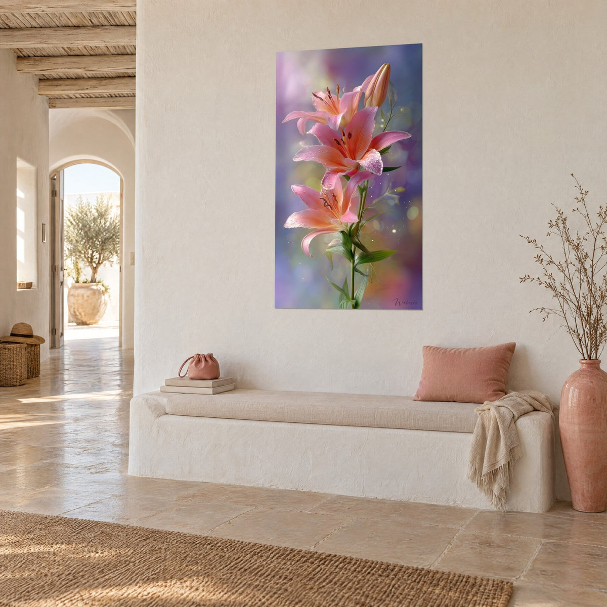 Quadro gigli corallo e boccio avorio su sfondo viola sfocato, appeso di tre quarti sopra una panca bianca