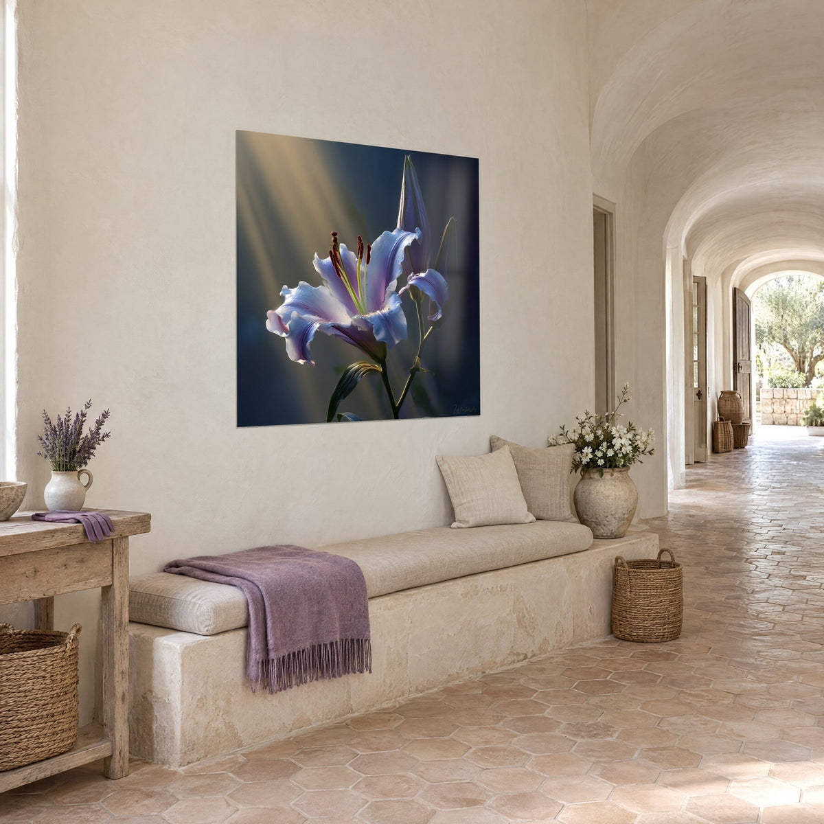Quadro con petali ondulati lilla e bianchi, boccioli blu navy, luce ambrata, casolare provenzale, corridoio a volta